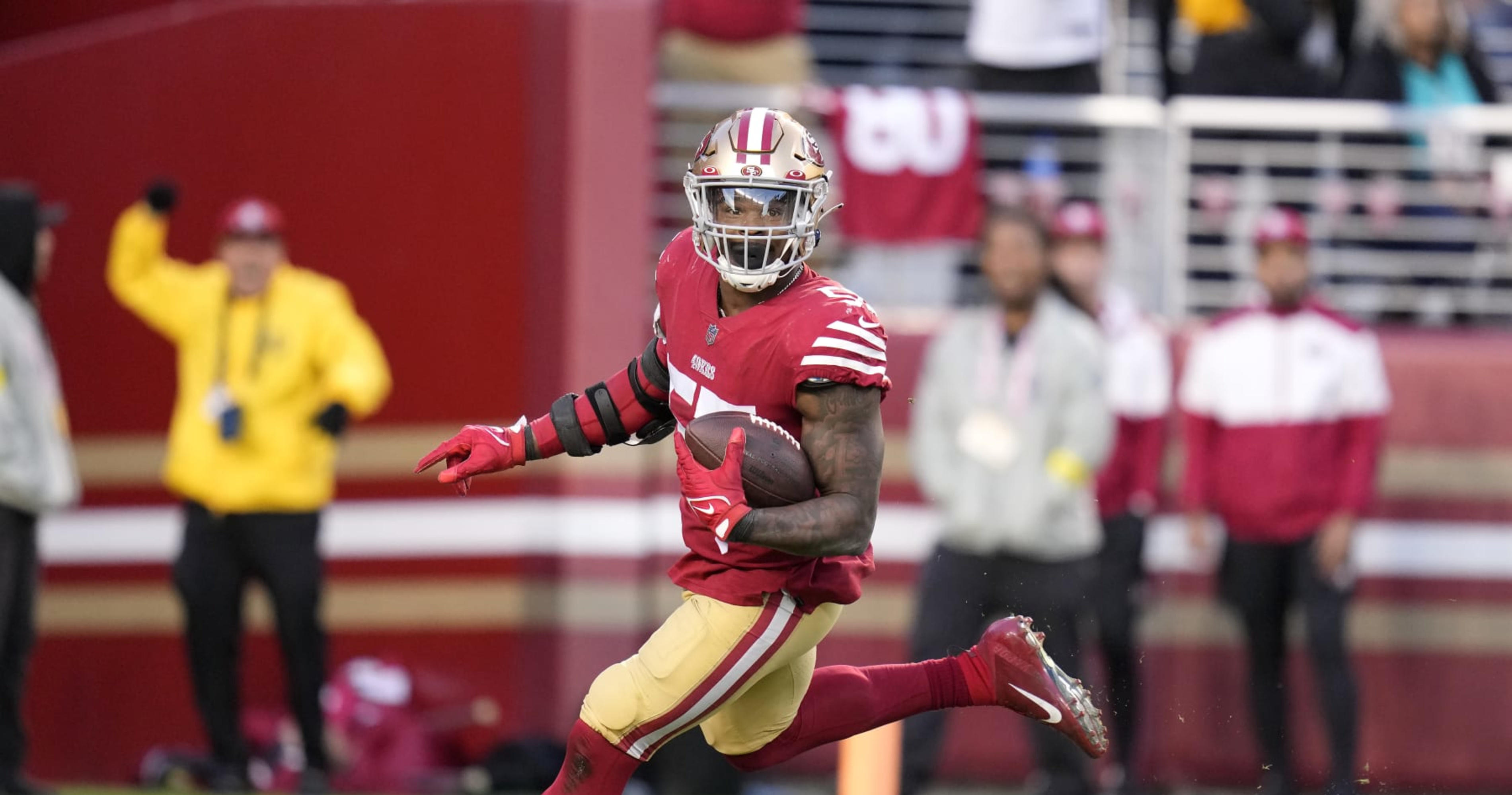 San Francisco 49ers LB Dre Greenlaw intercepts Bucs QB Tom Brady