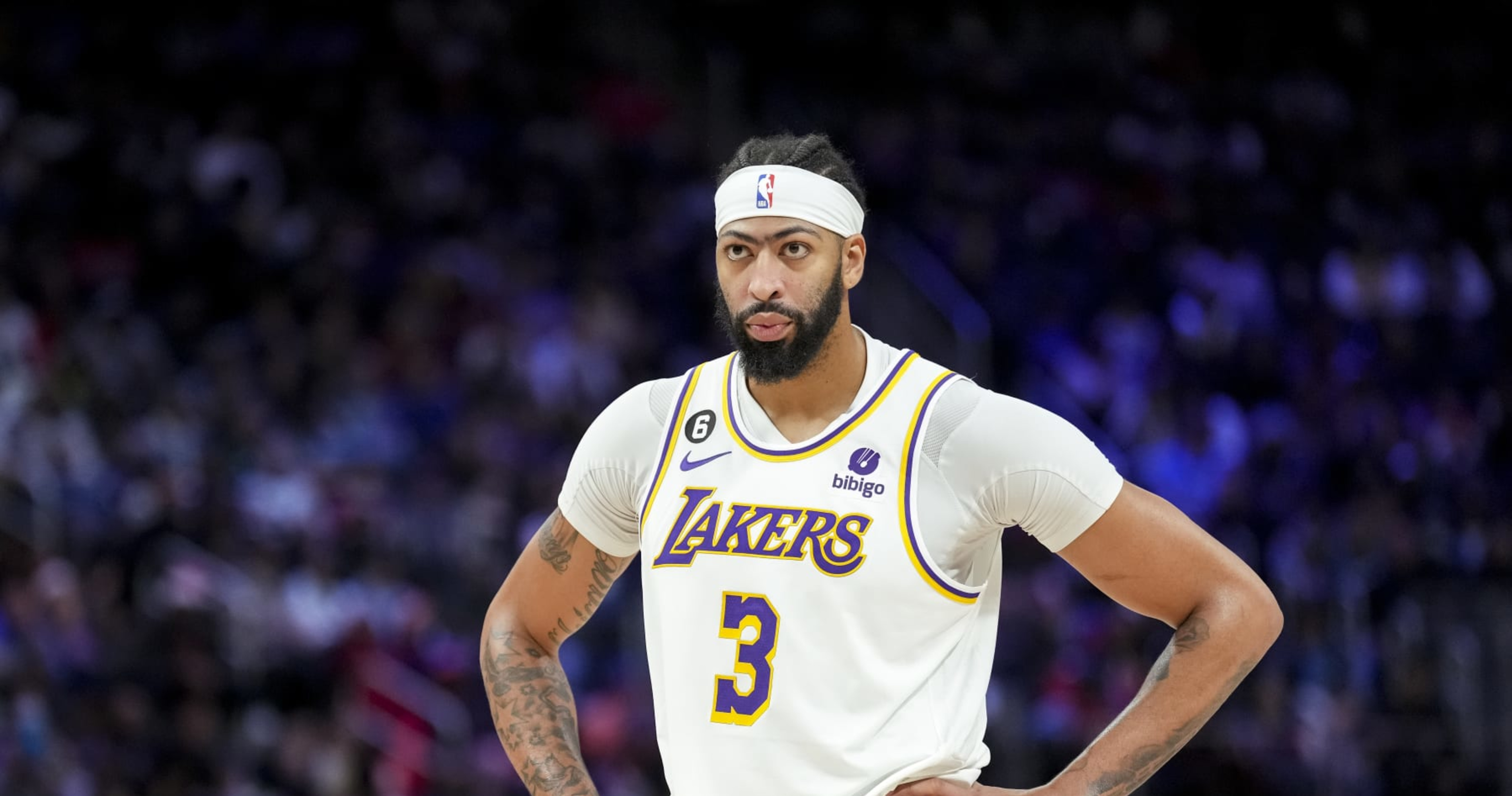Lakers' Anthony Davis to miss multiple weeks with foot injury, sources say, Los Angeles Lakers