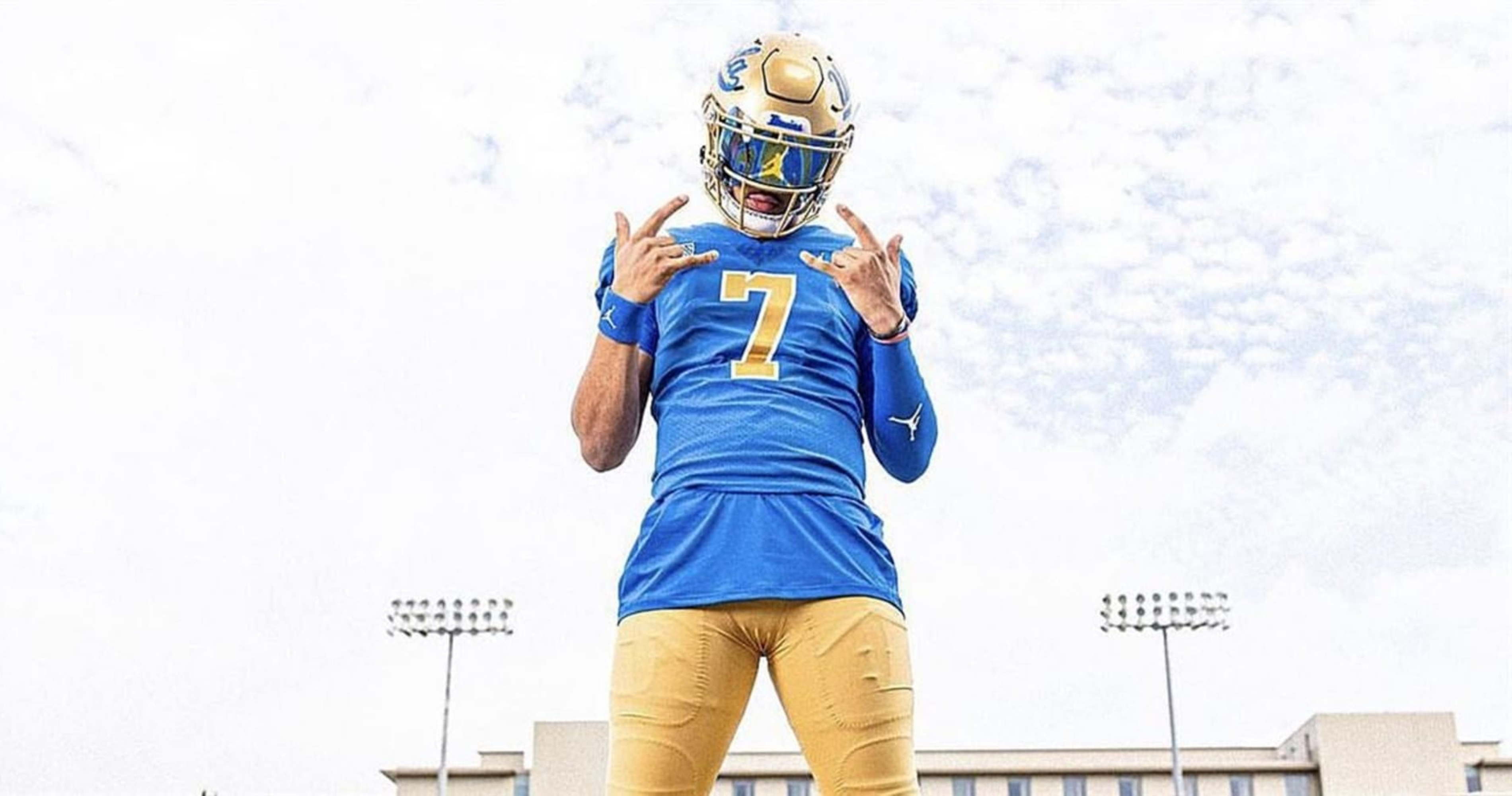 5Star QB Recruit Dante Moore Flips Commitment from Oregon to Chip