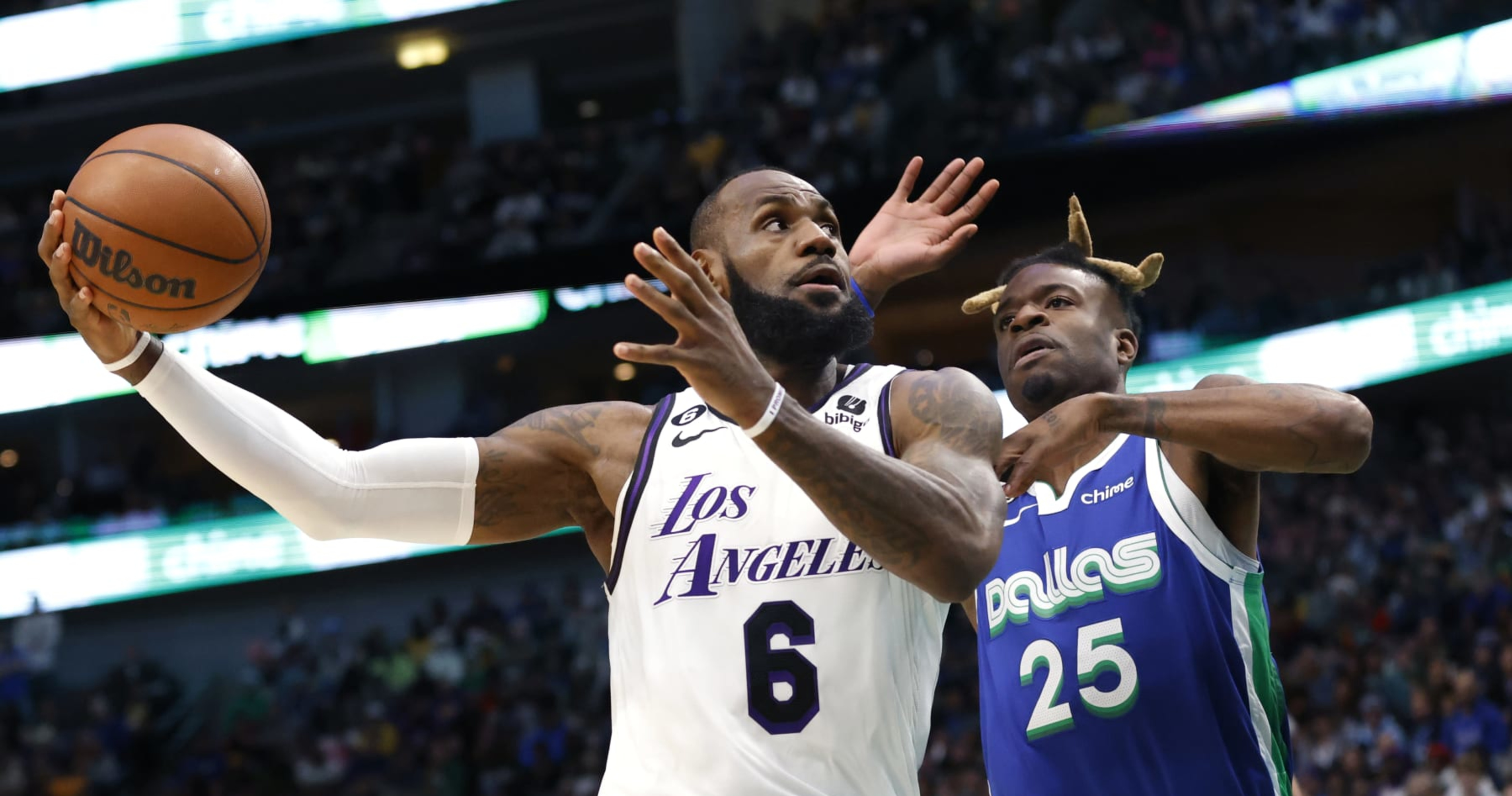 Lakers fall to Mavs on Christmas Day; Losing streak extended to 4