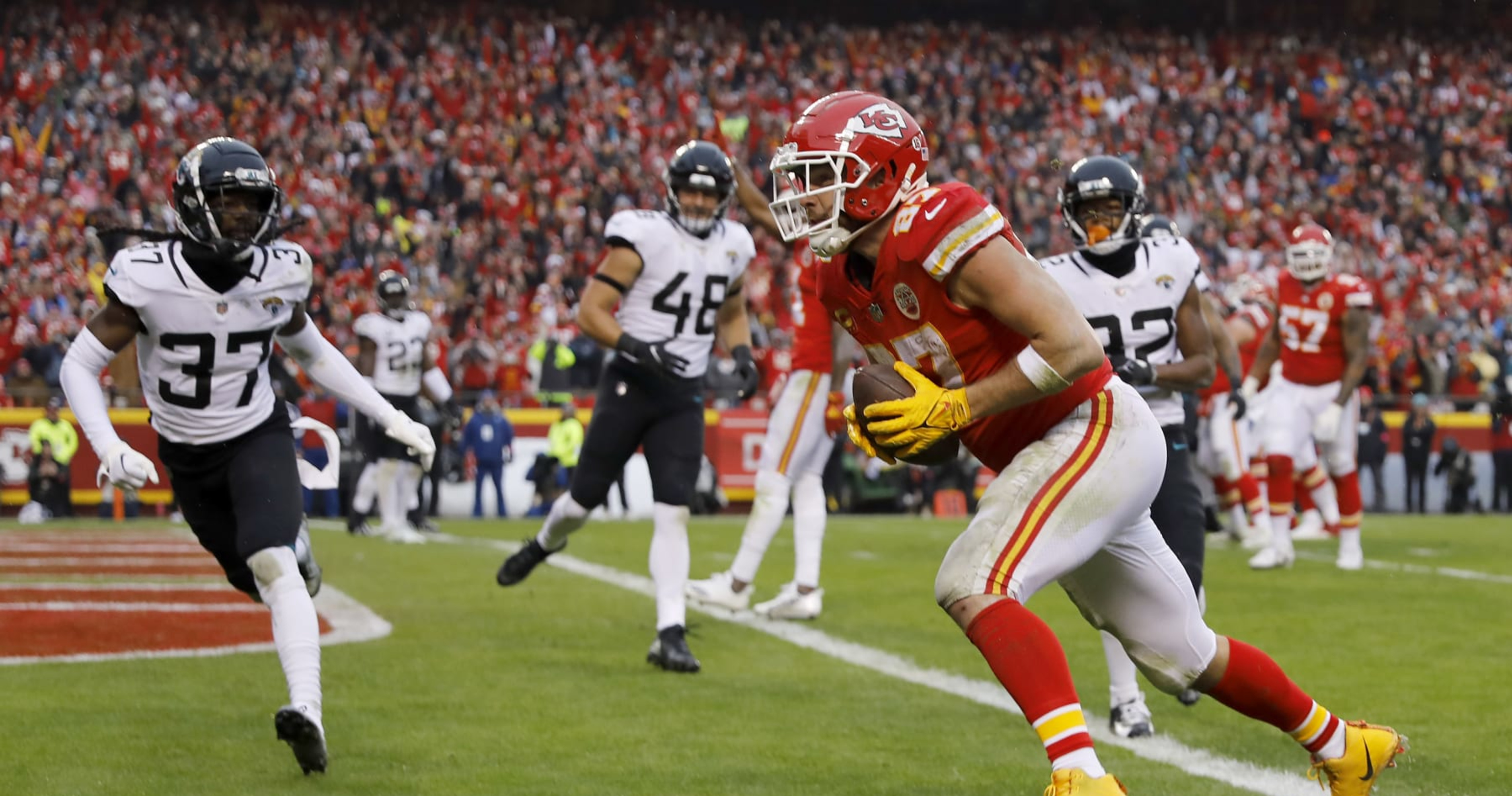 FOX Sports: NFL on X: The @Chiefs became the 4th team in NFL history to  record over 7,000 total yards in a season. 