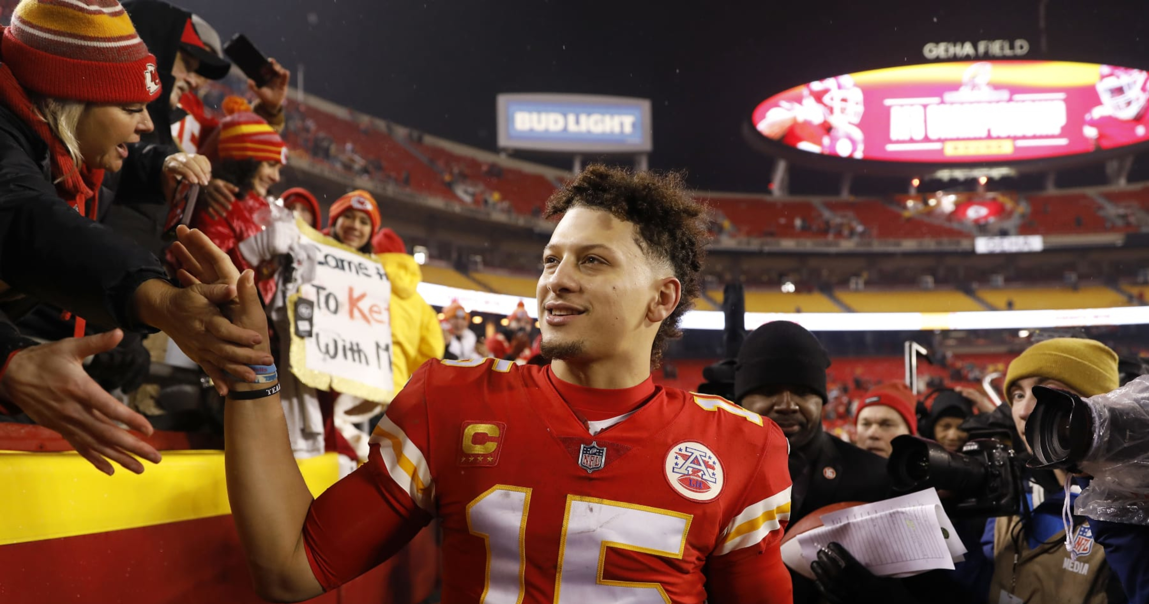 Patrick Mahomes, Travis Kelce spend extra time with Chiefs fans after Pro  Bowl practice