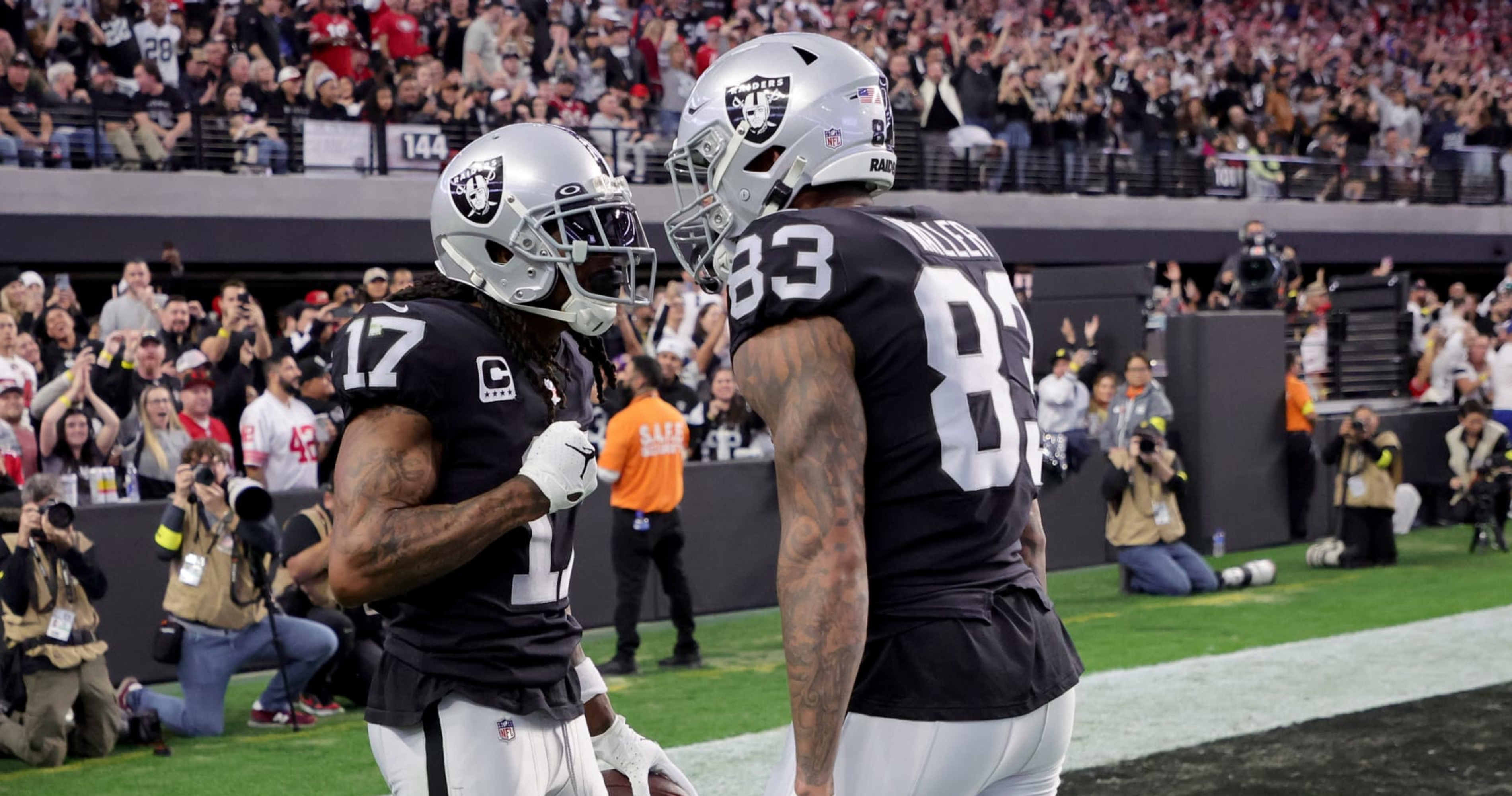 Darren Waller Recruits Aaron Rodgers To Raiders, 'If You Come, It's Gonna  Be Lit'