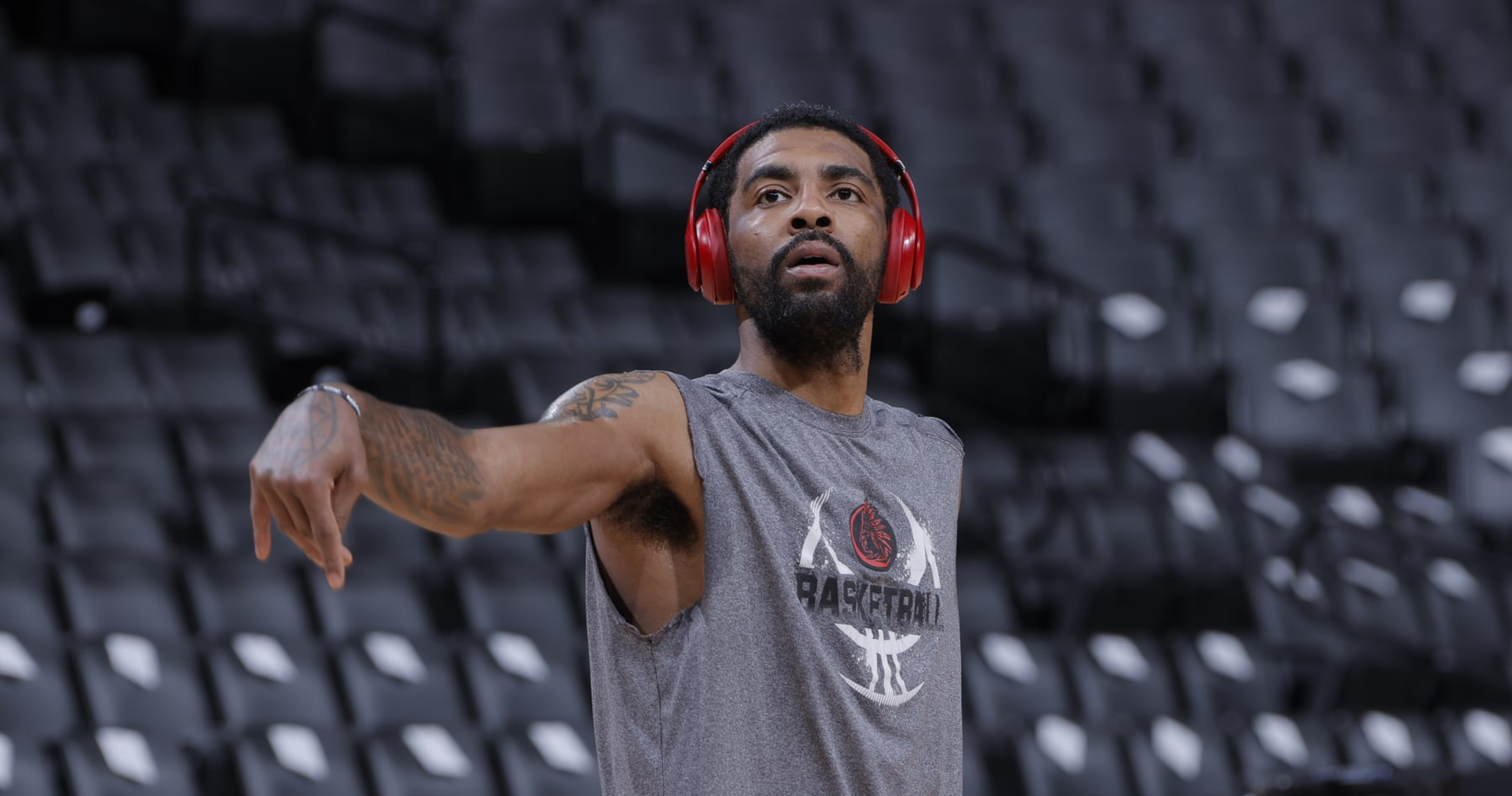 Kyrie Irving Says Contract Questions Put 'Unwanted Distractions' on Mavericks