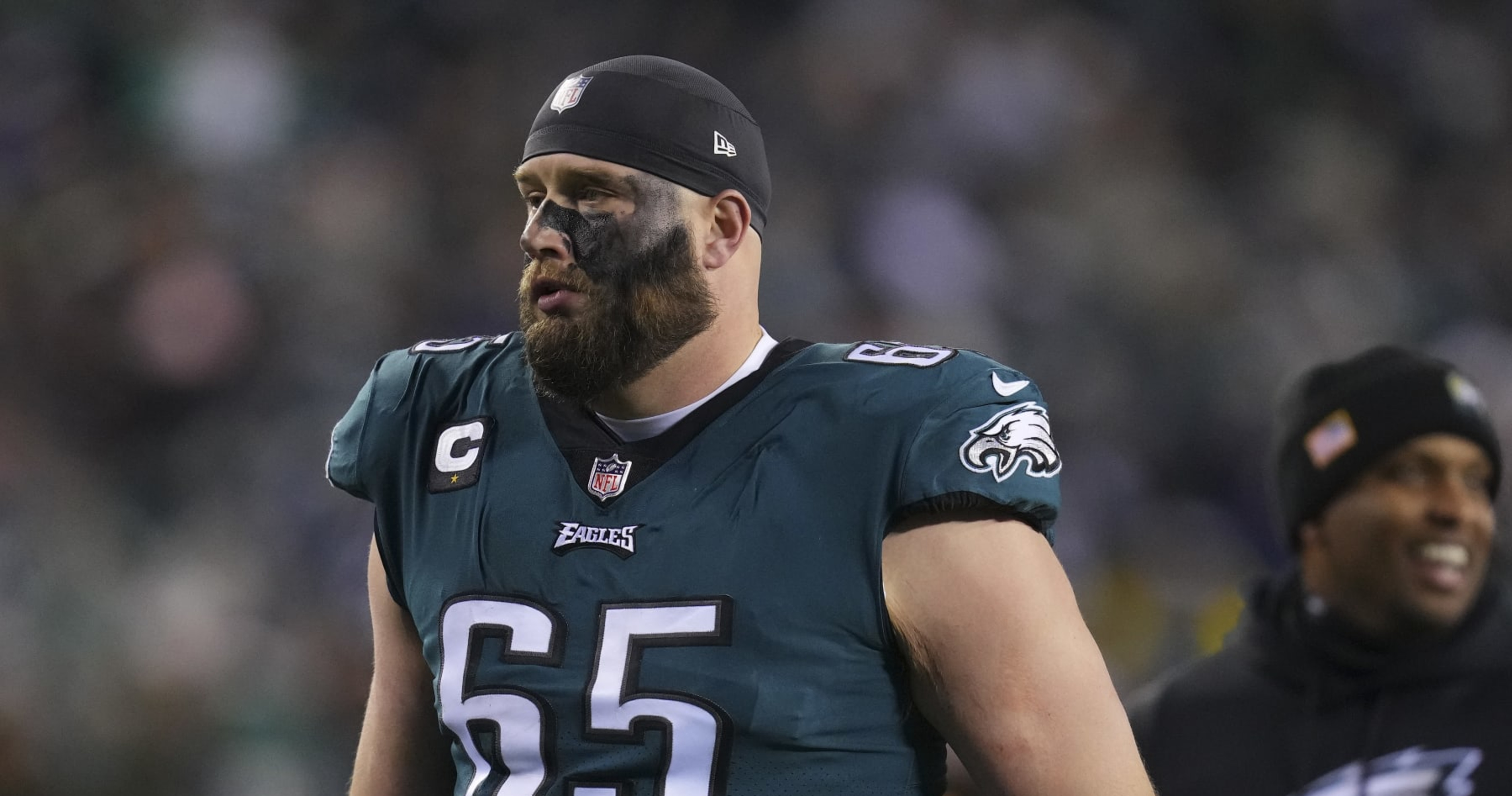 Injured Eagles star chooses between surgery and playoffs 