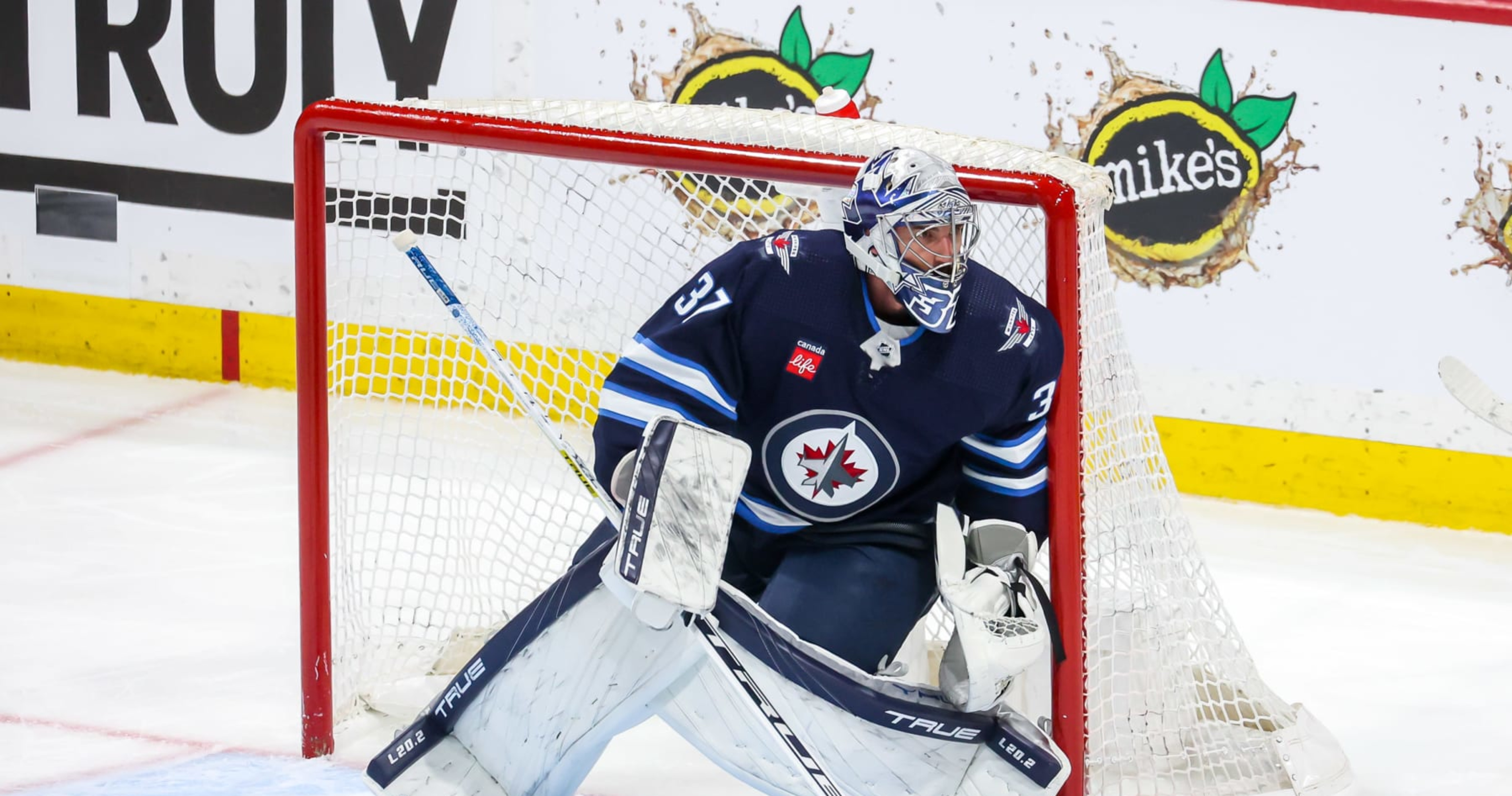 New Jersey Devils: Is There Value in Targeting Connor Hellebuyck?