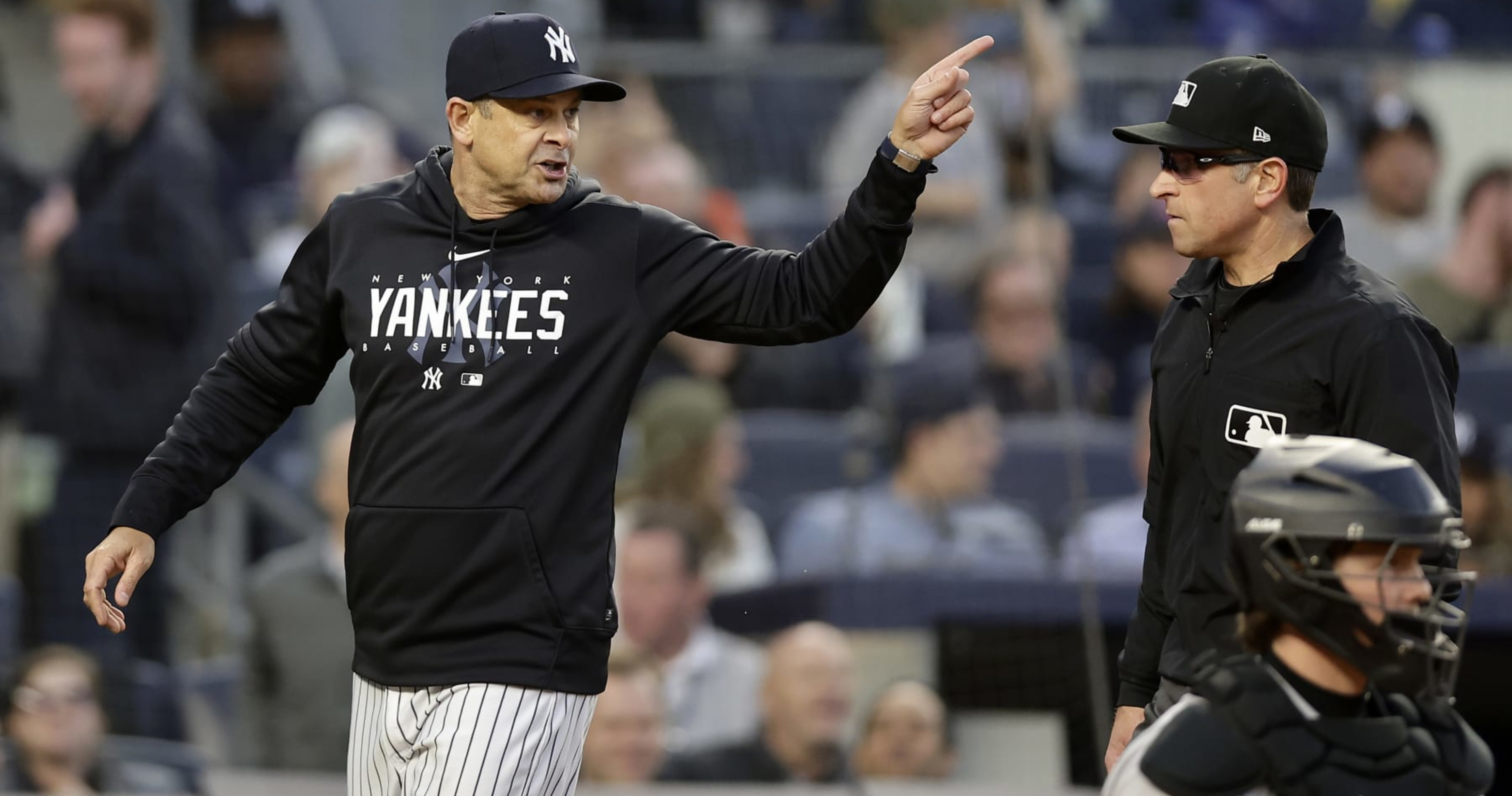 Yankees' Aaron Boone ejected for arguing balls and strikes