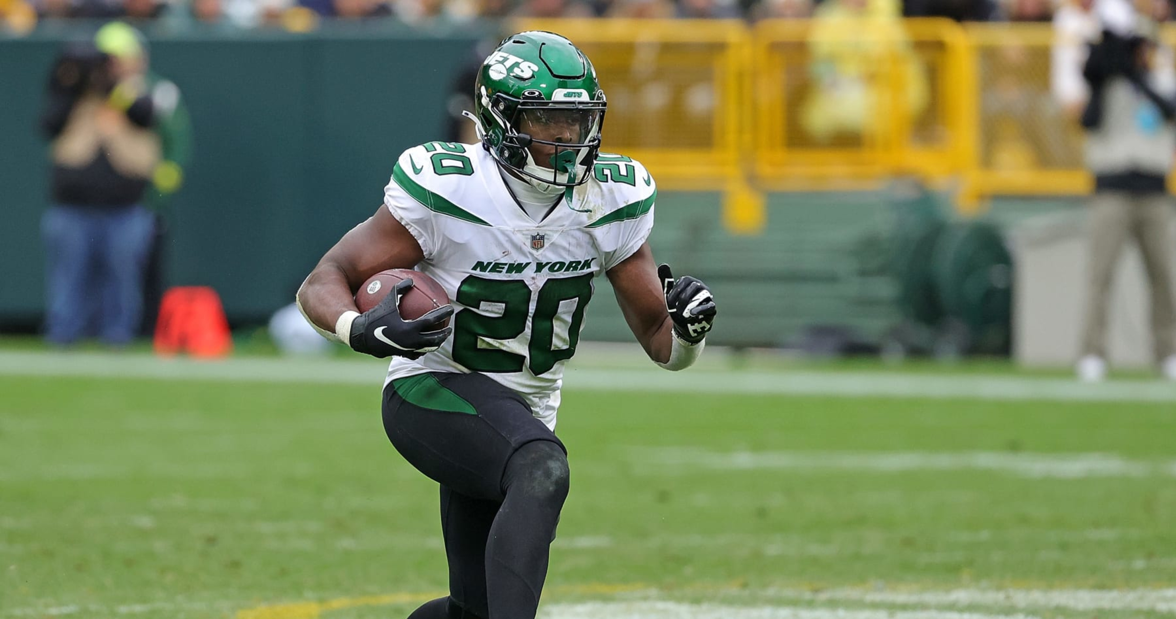 Jets RB Breece Hall signs rookie contract ahead of training camp