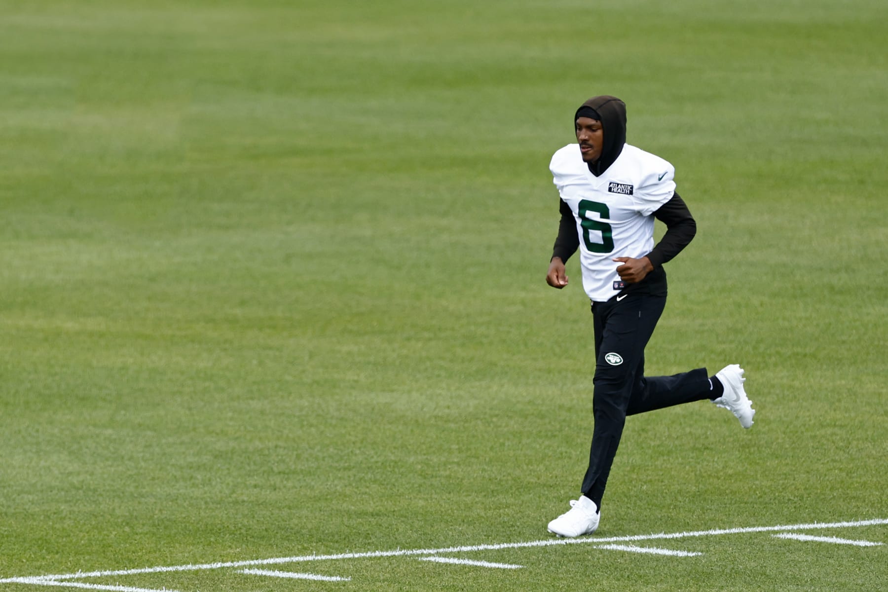 Jets' Mecole Hardman Unveils Epic Diamond Fighter Jet Chain with