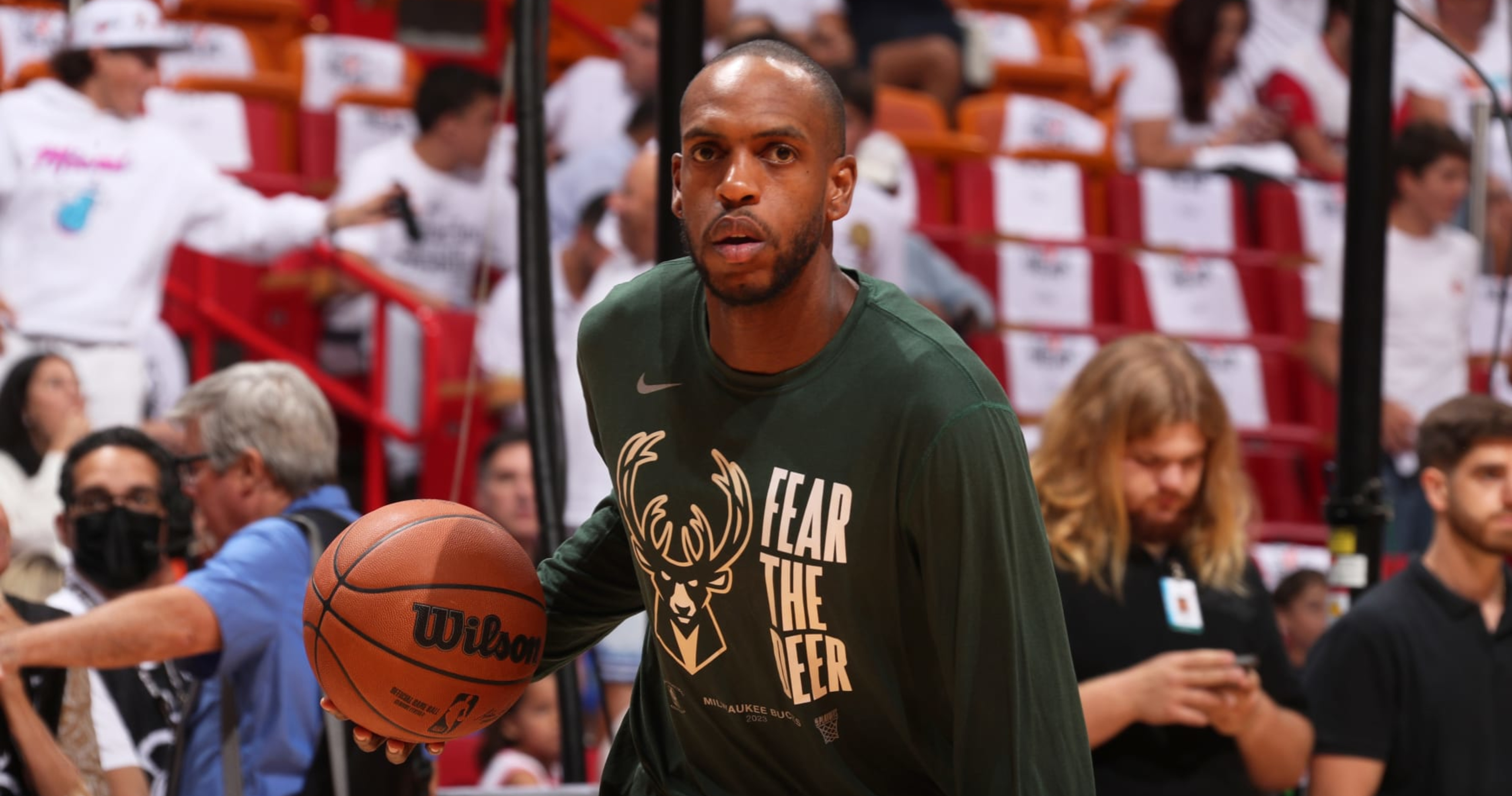 Kings favored to steal Khris Middleton away from Bucks if he doesn't resign