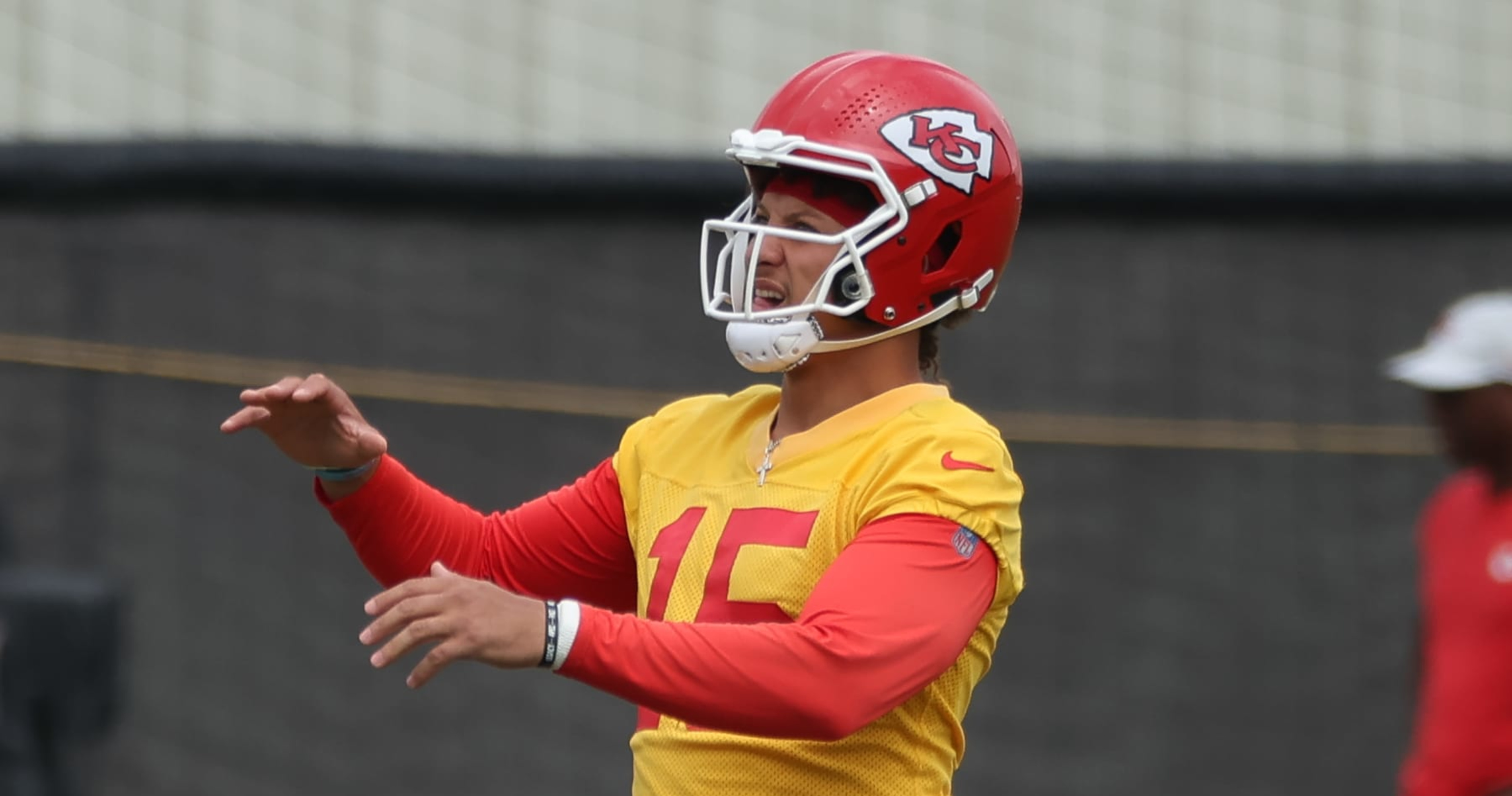 Patrick Mahomes and Justin Herbert trade absurd throws during the