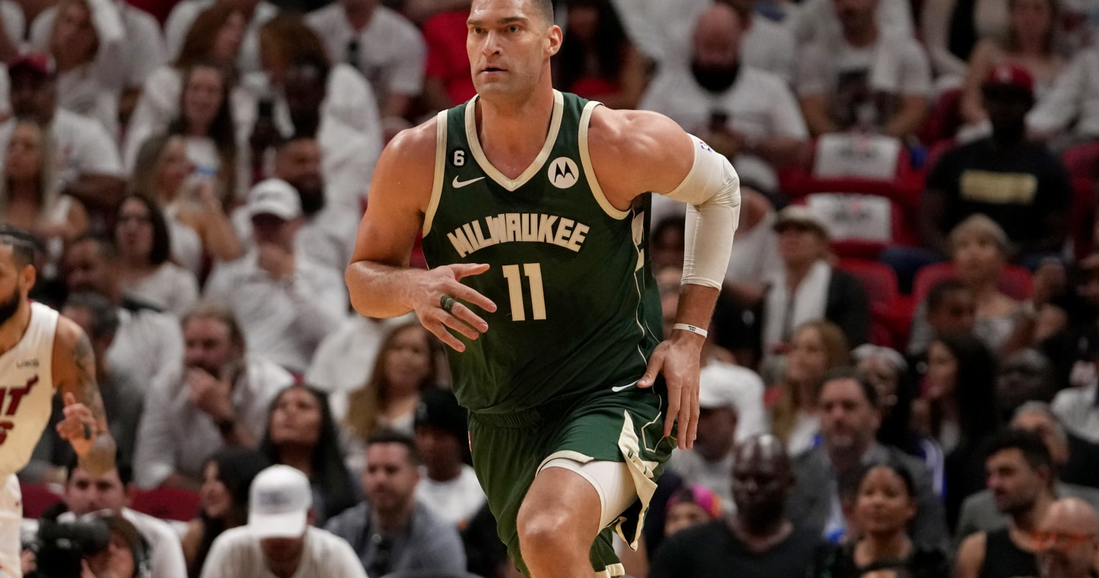 Report: Brook Lopez signs two-year deal with Milwaukee Bucks