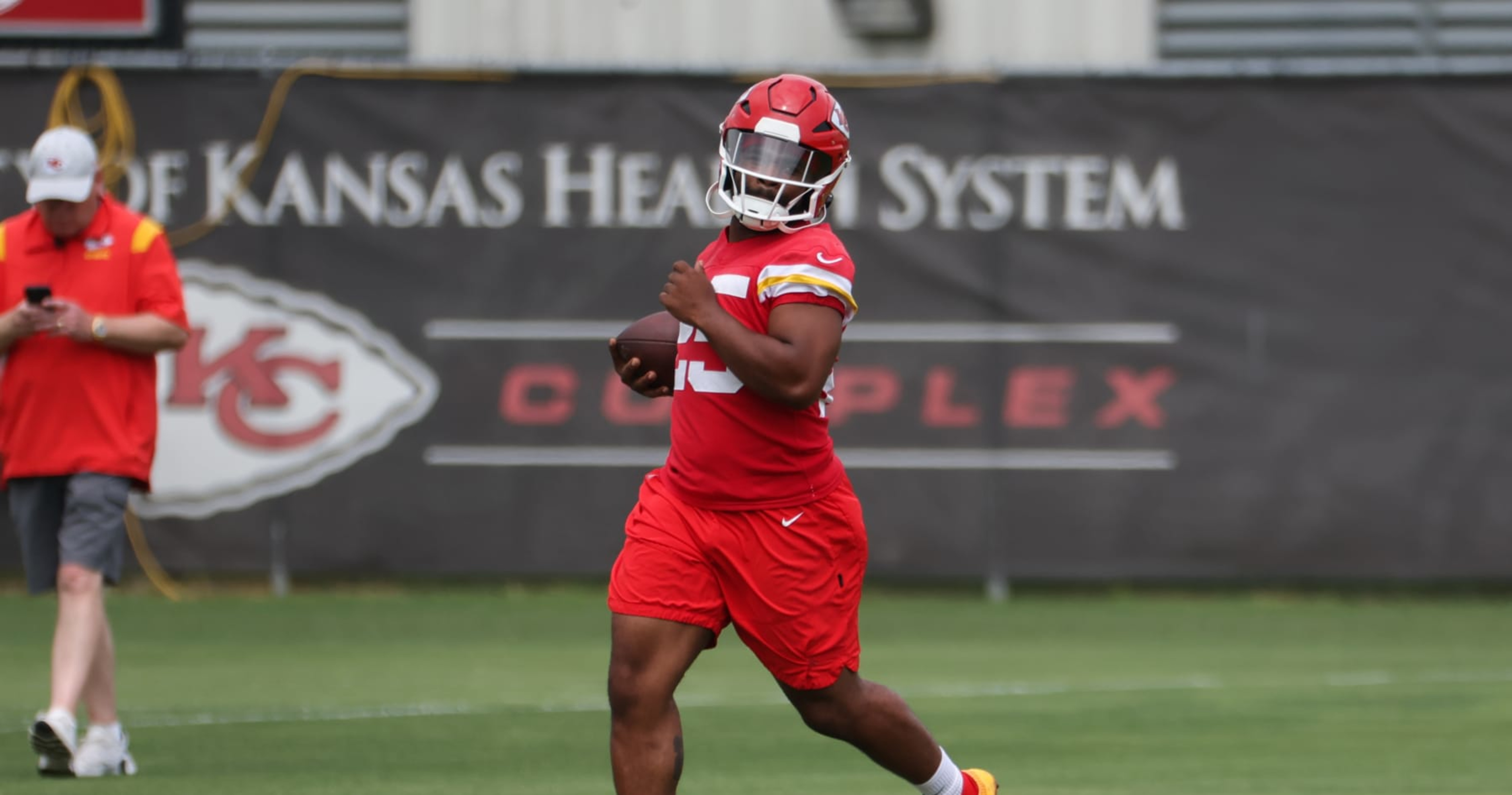 Clyde Edwards-Helaire a team player in Chiefs' crowded backfield