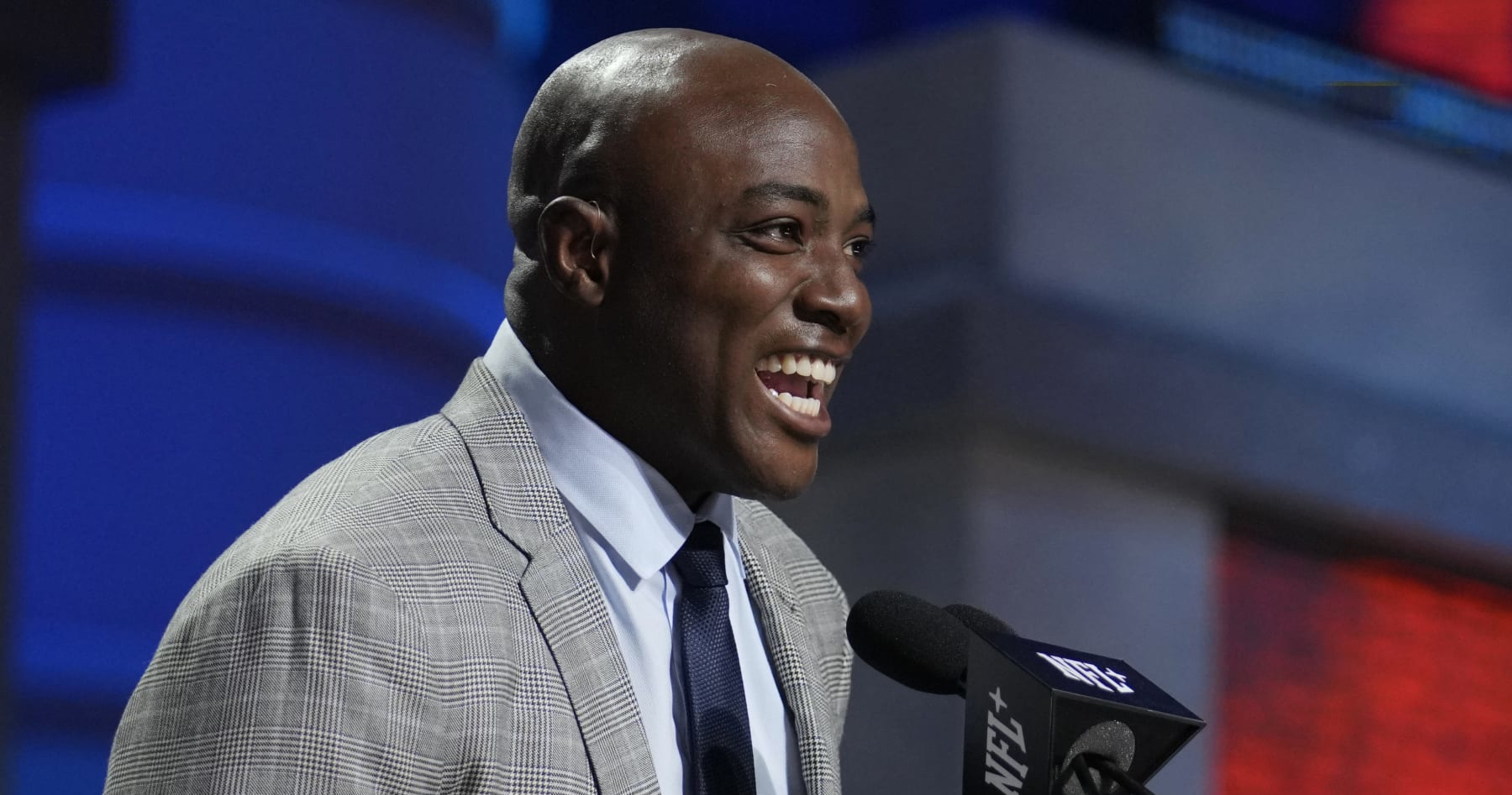 Video Former Cowboys Star DeMarcus Ware Sings National Anthem Before