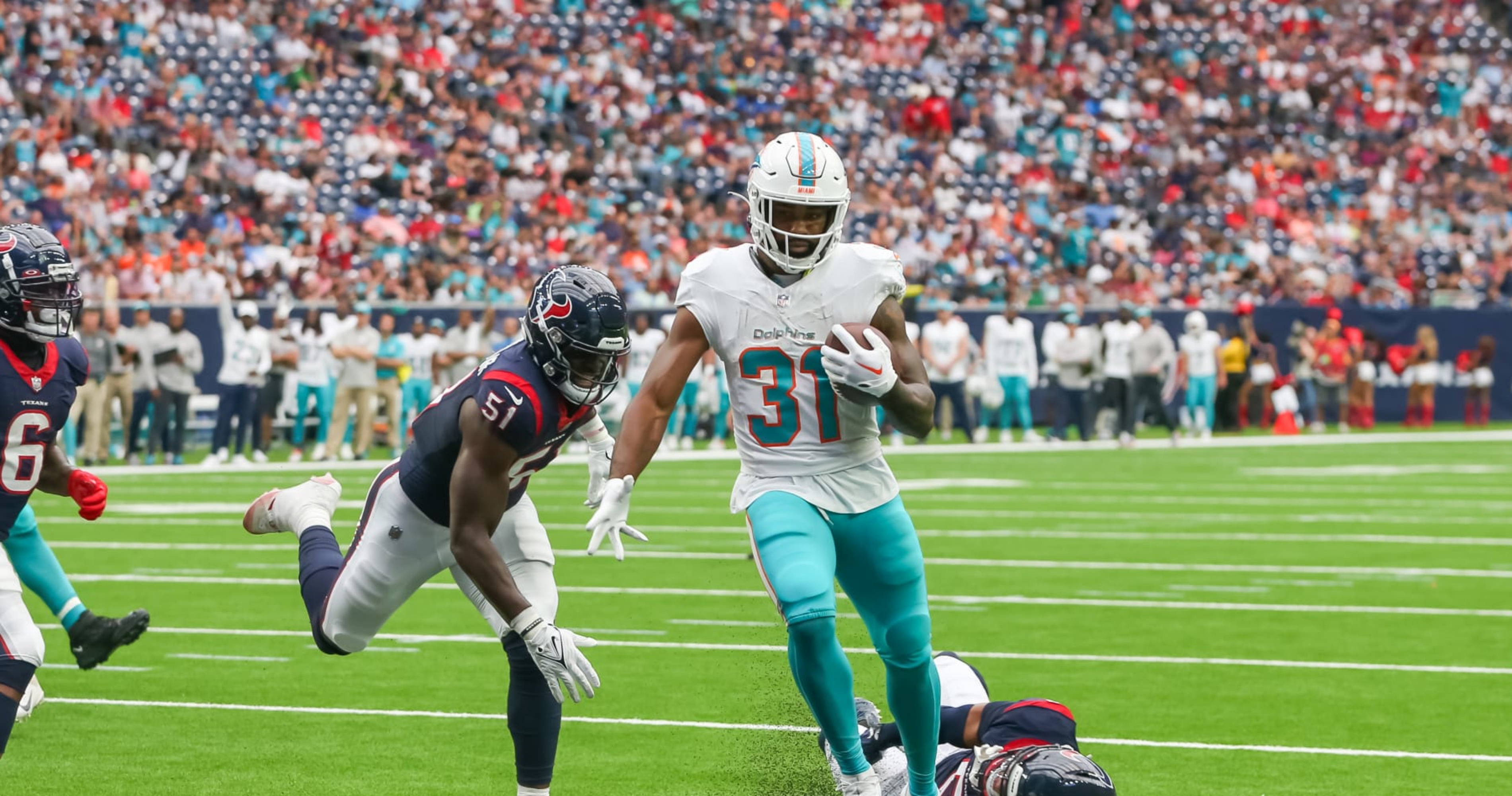 Jeff Wilson Jr. on IR: What move means for Dolphins RBs Raheem Mostert,  De'Von Achane in fantasy football - DraftKings Network