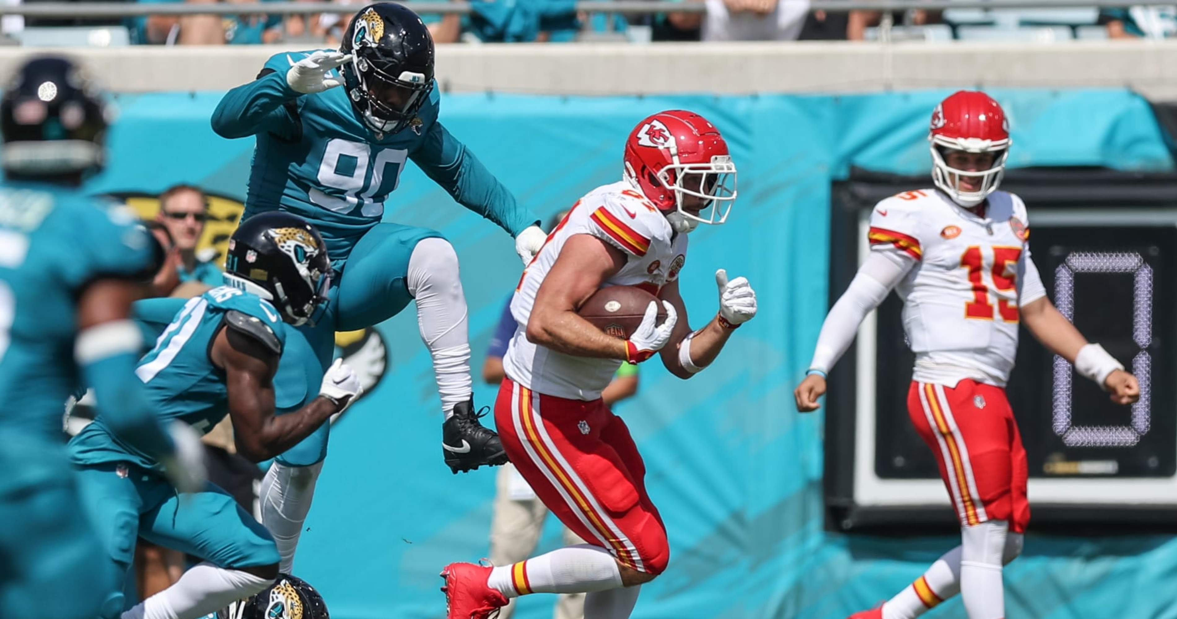 Chiefs' Travis Kelce Has 'a Chance' to Play Despite Knee Injury