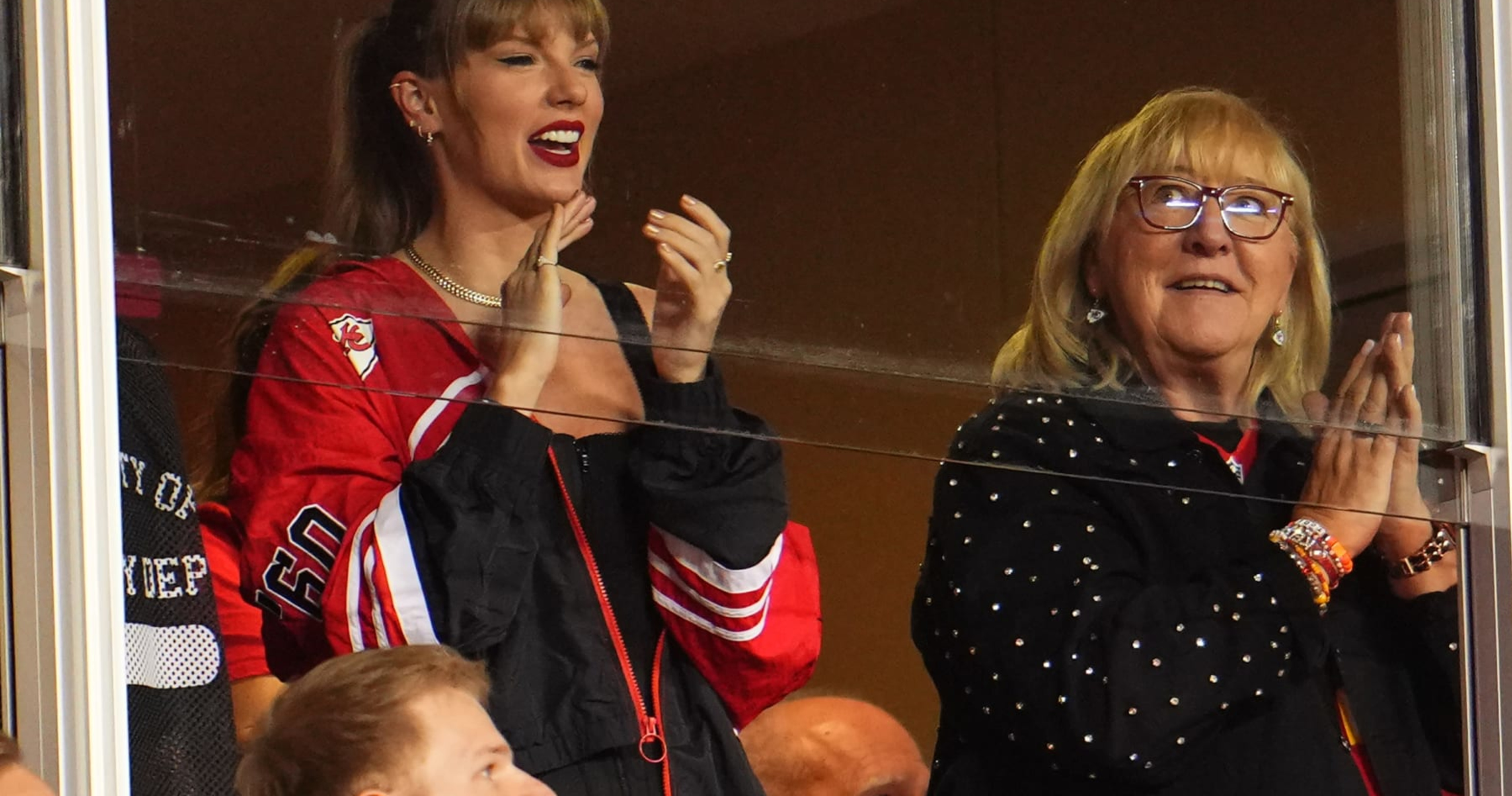 Taylor Swift went to watch Travis Kelce's Chiefs play the Bears and is  sitting next to his mom 