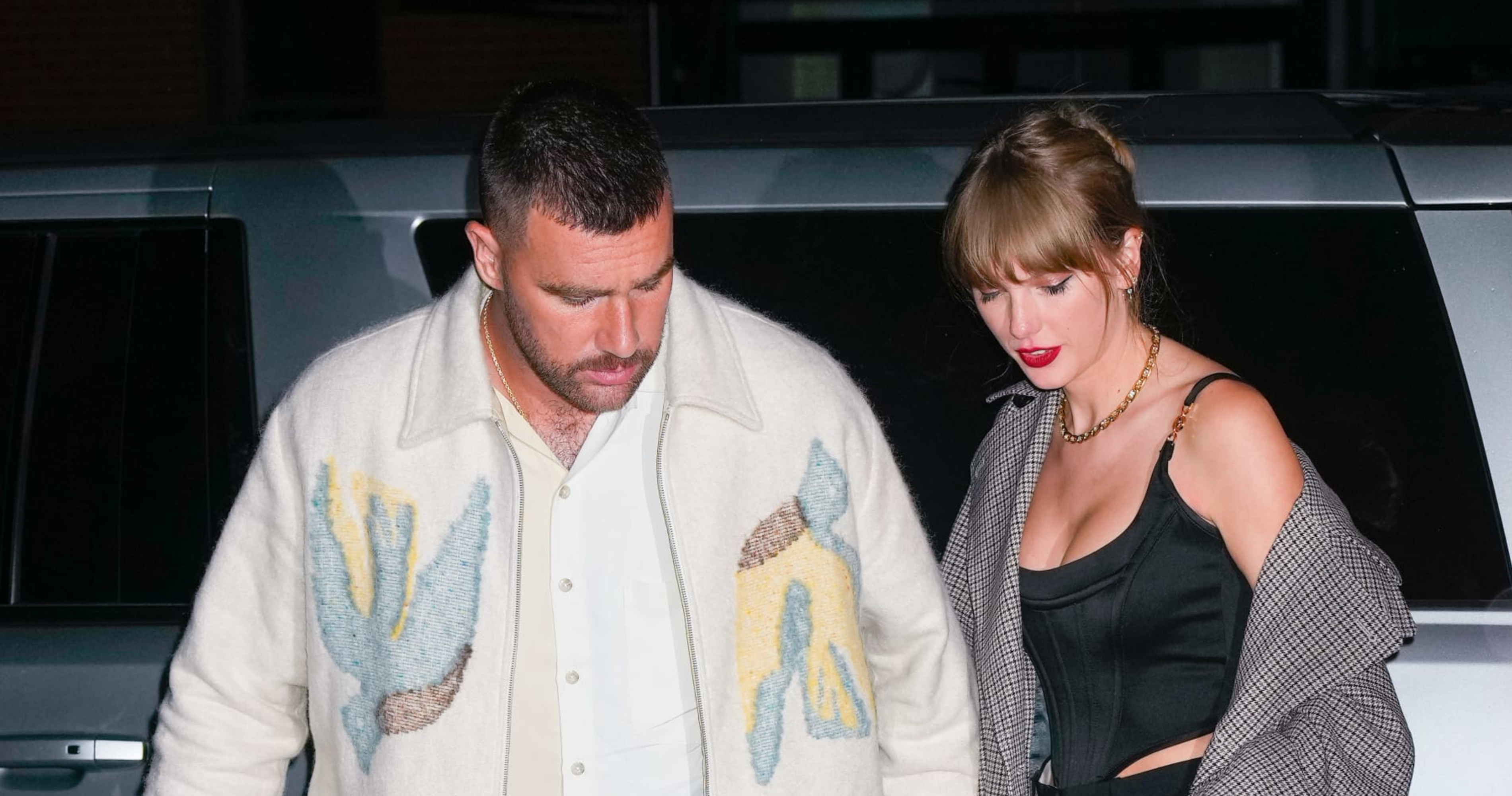 Taylor Swift screams at refs over Travis Kelce play in viral video