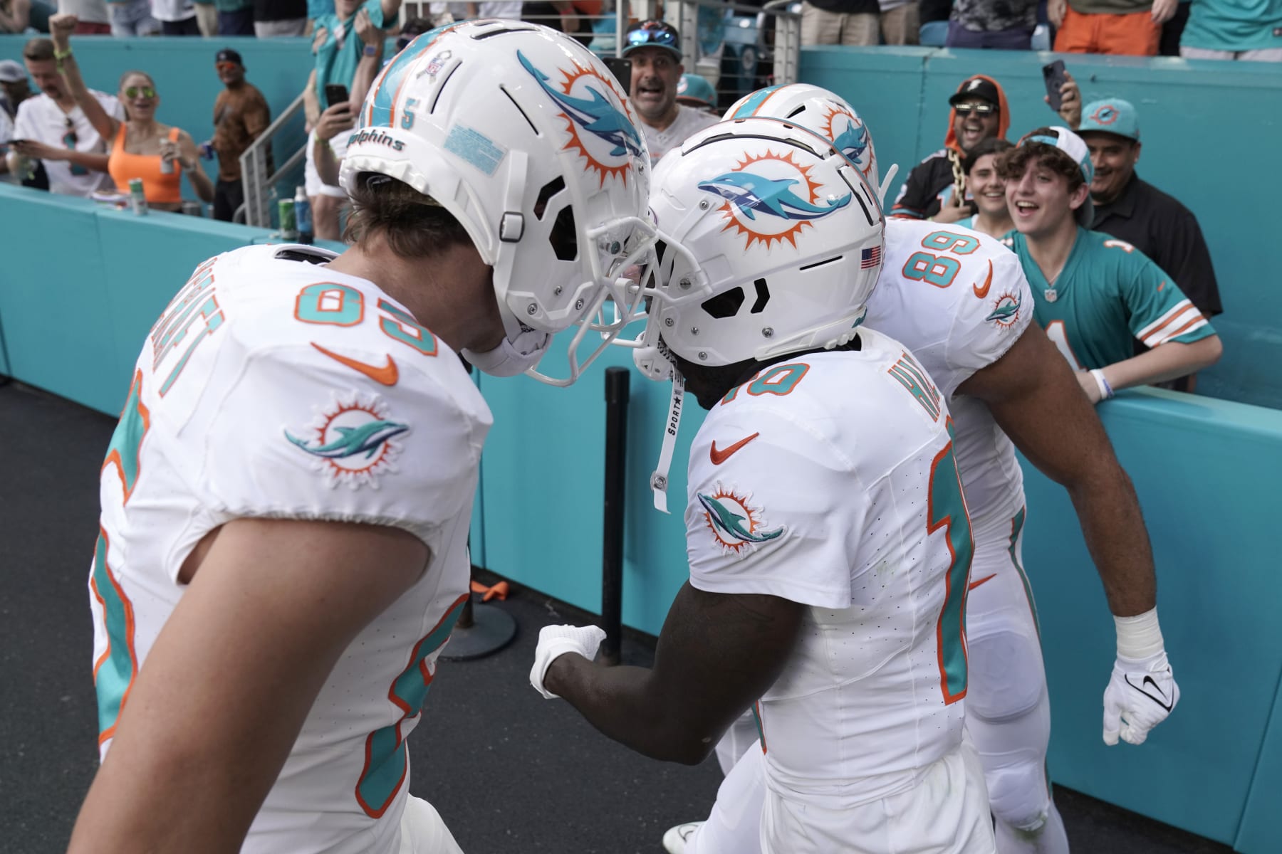 Dolphins' Tyreek Hill Applauded by NFL Fans in Win vs. Raiders amid Tua's Miscues - Vimarsana News