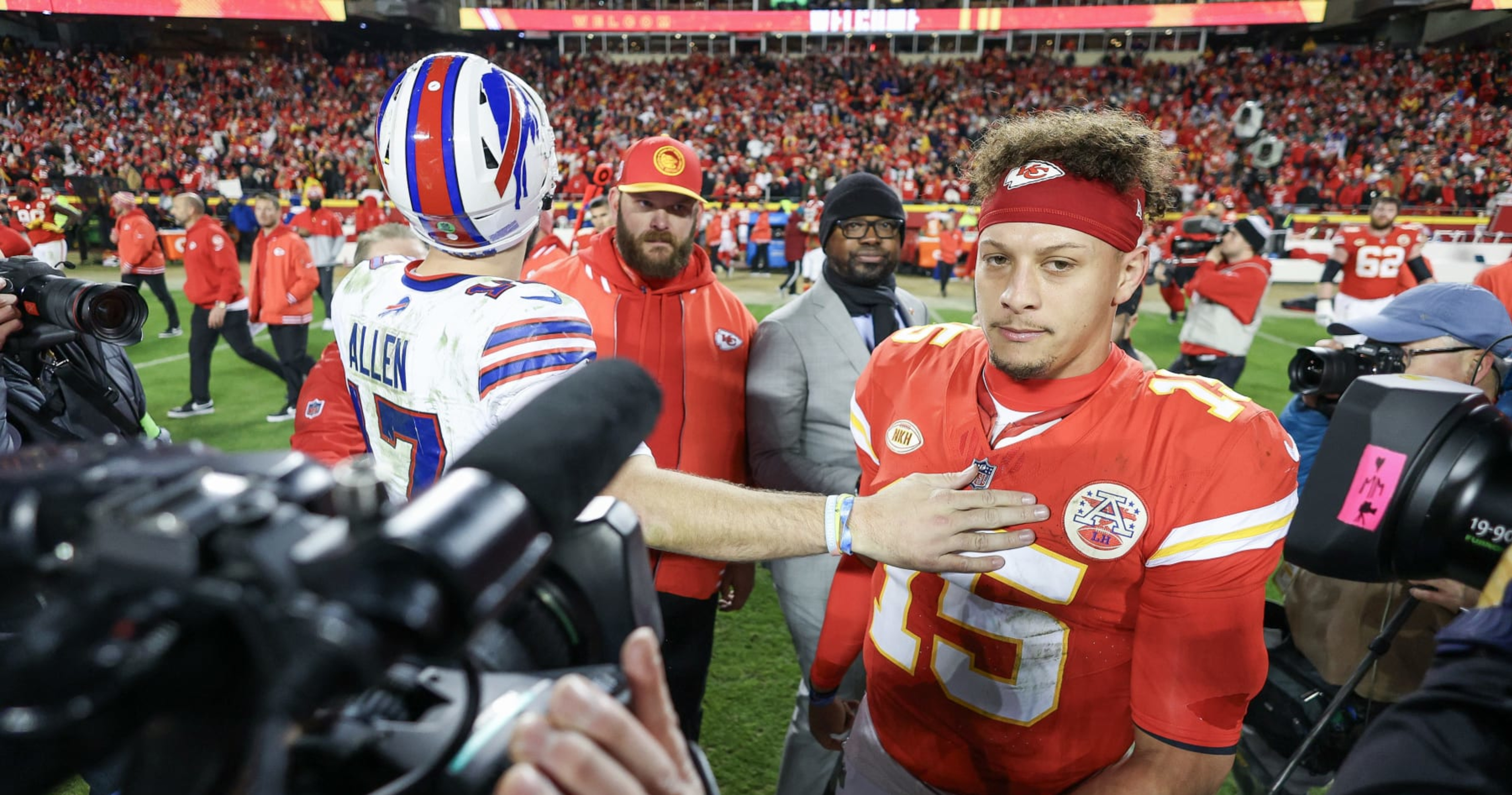 Chiefs' Patrick Mahomes battles Josh Allen, Bills in playoff road