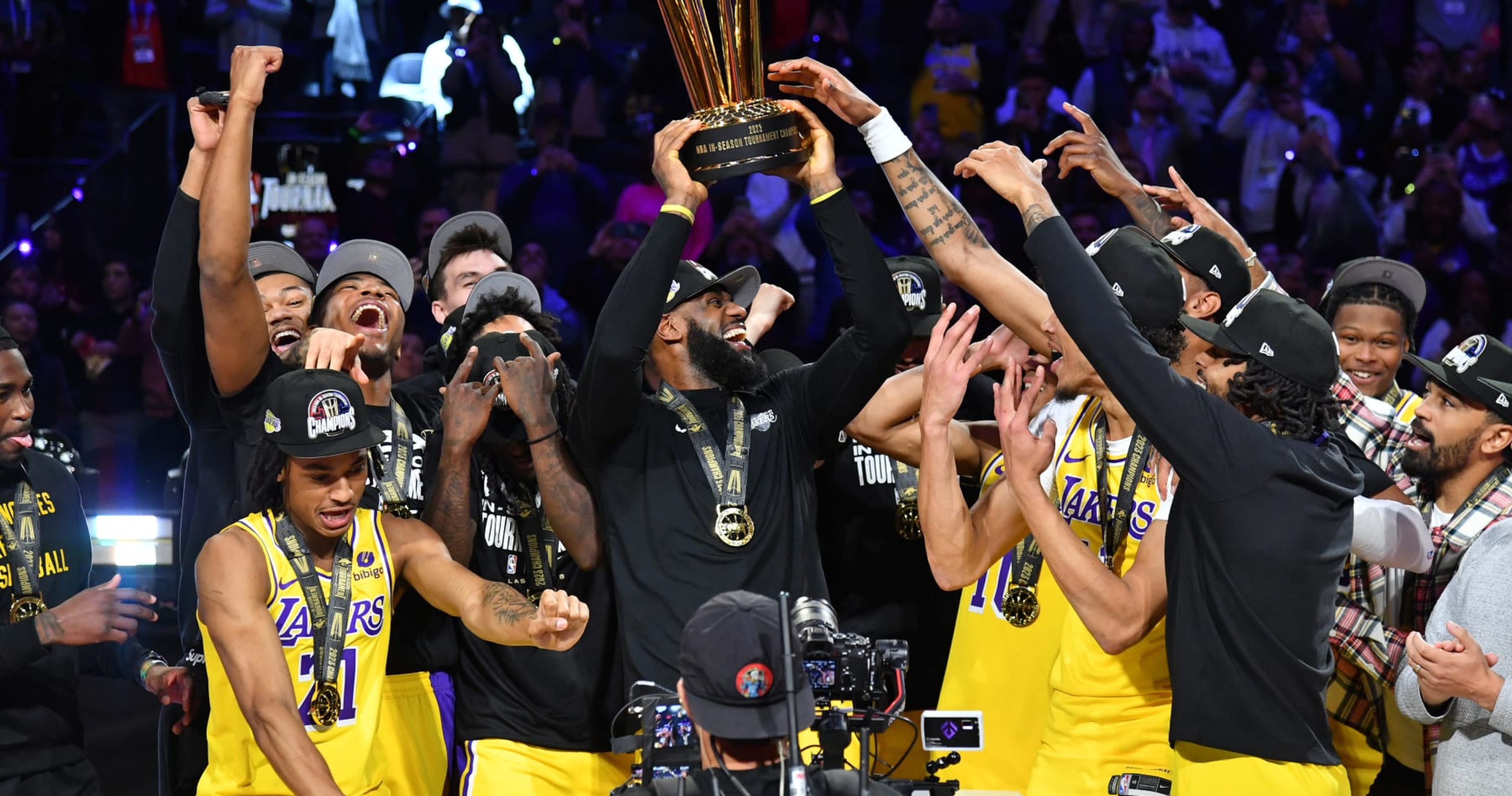 Video: Lakers Unveil In-Season Tournament Championship Banner Before ...