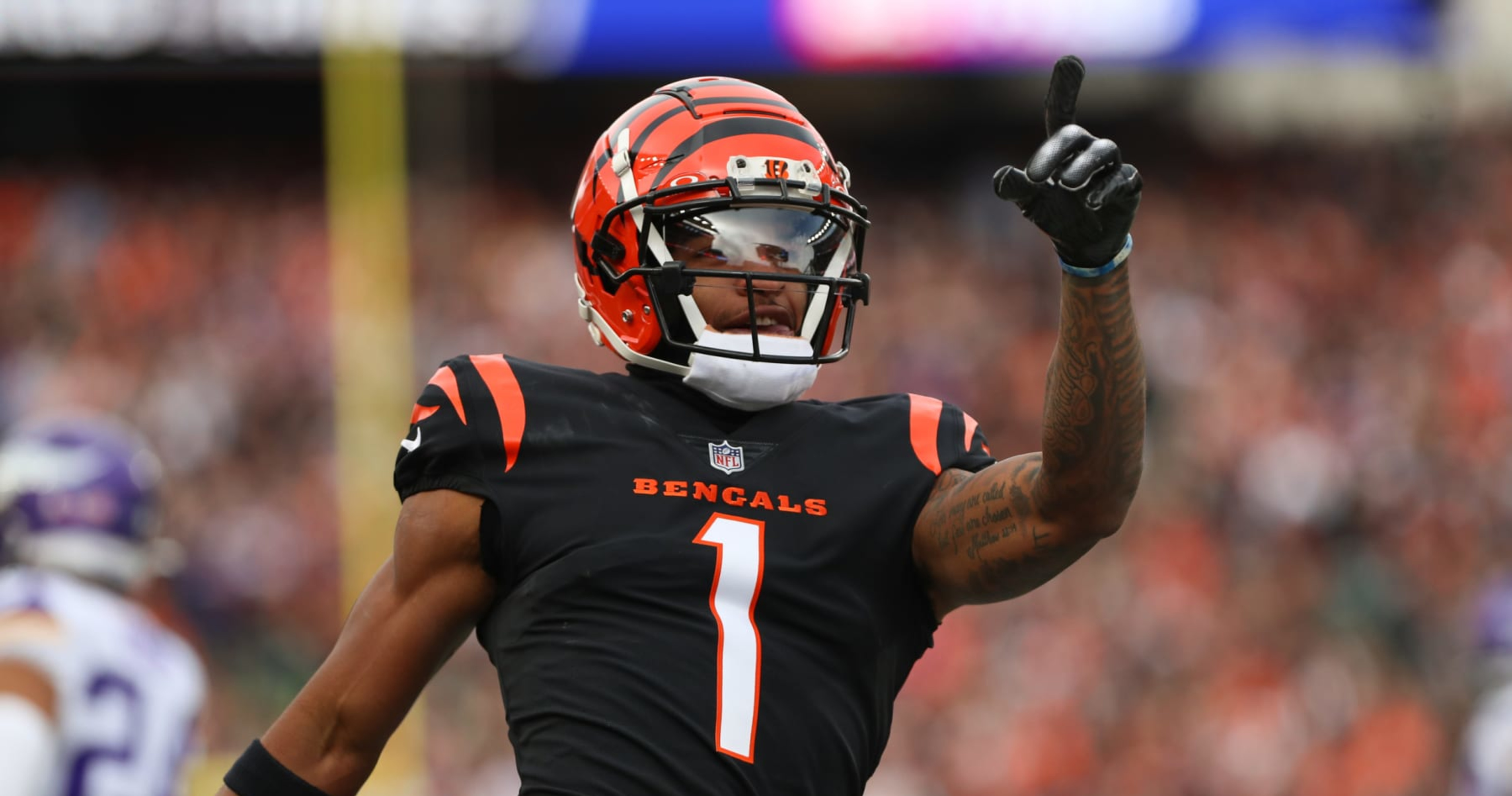 Bengals' Ja'Marr Chase Not Ruled Out vs. Steelers Amid Shoulder Injury