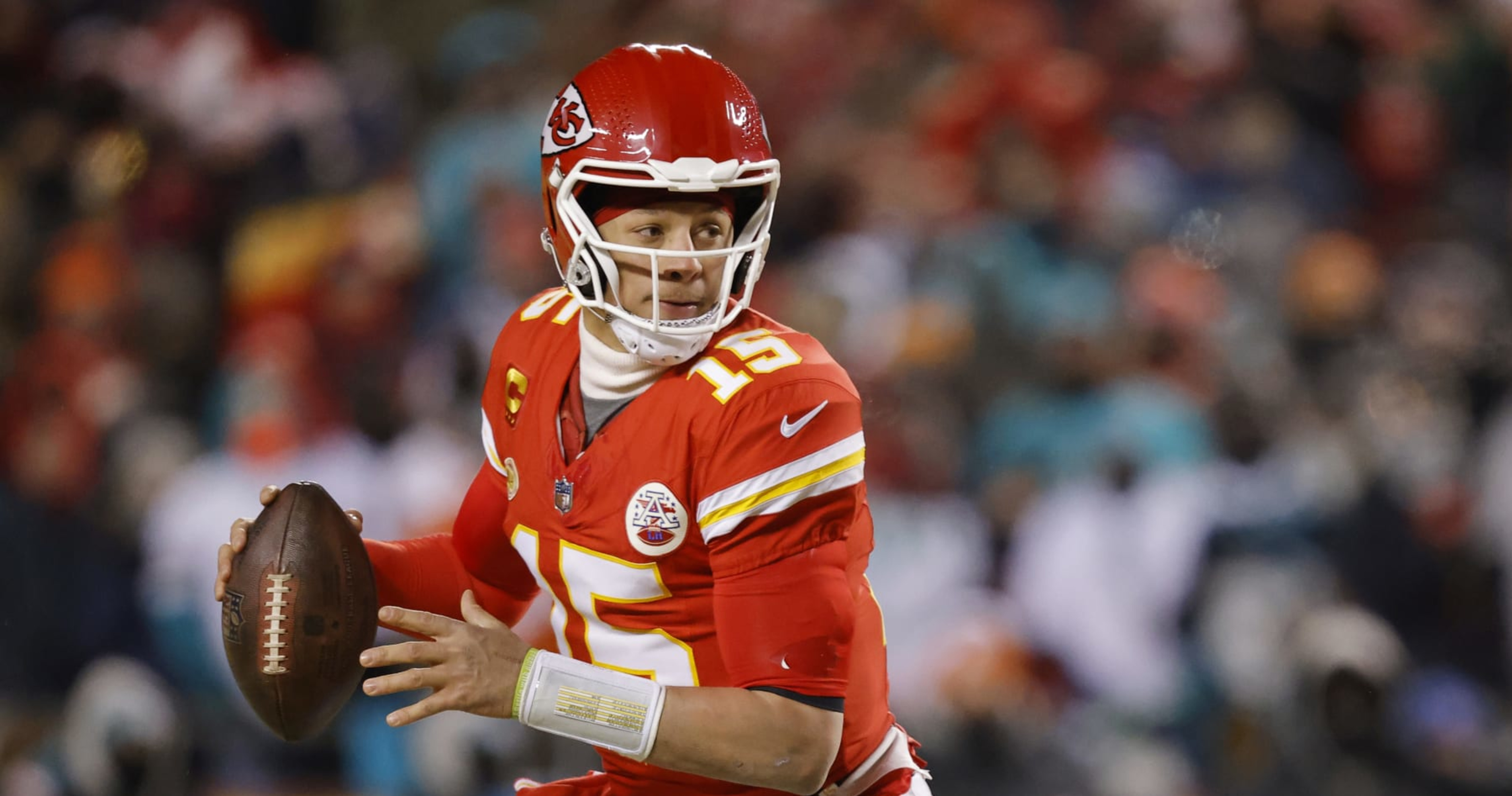Chiefs' Patrick Mahomes has helmet shattered during playoff game