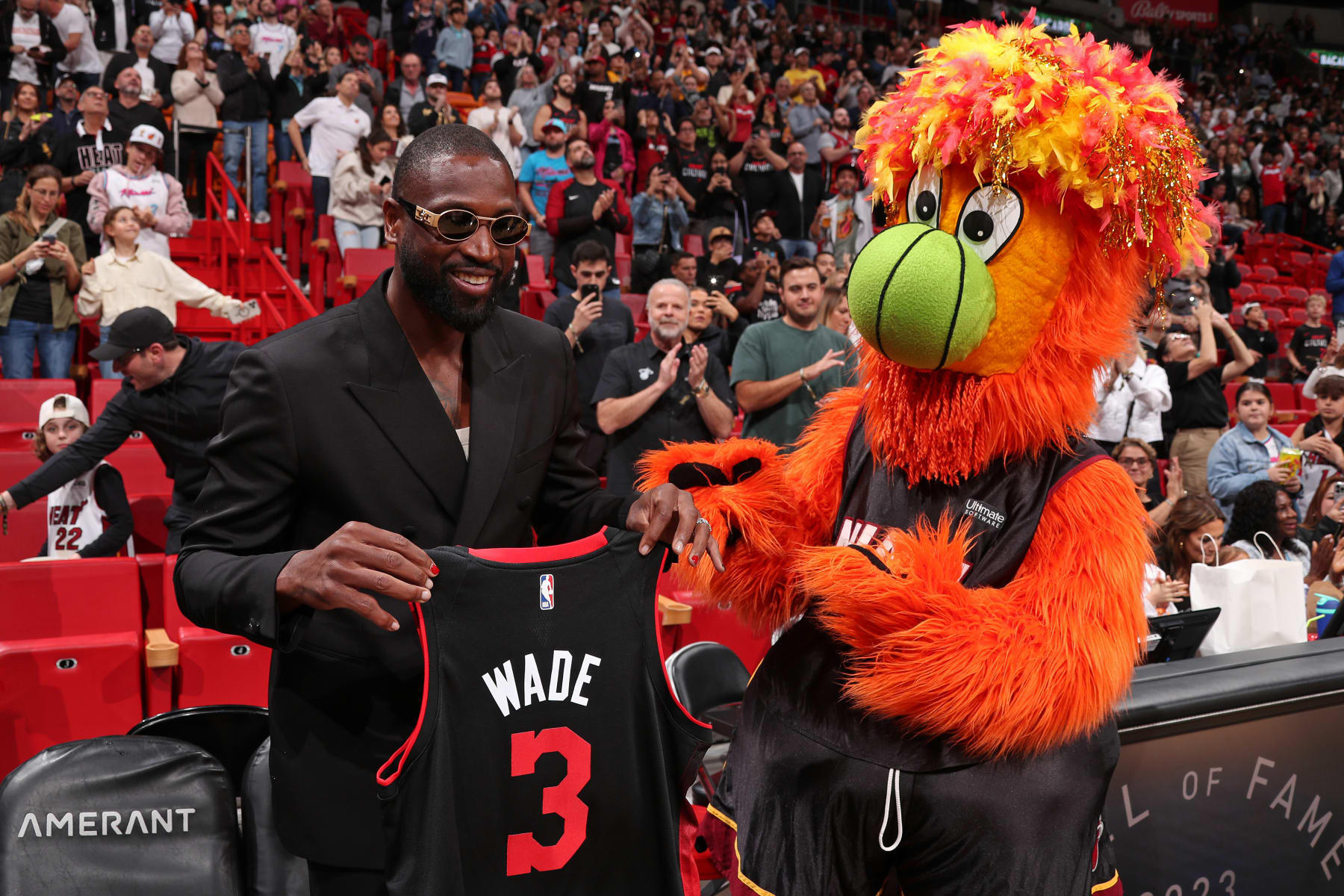 Dwyane Wade to Be 1st Heat Player to Be Honored with Statue Outside of Kaseya Center - Vimarsana News