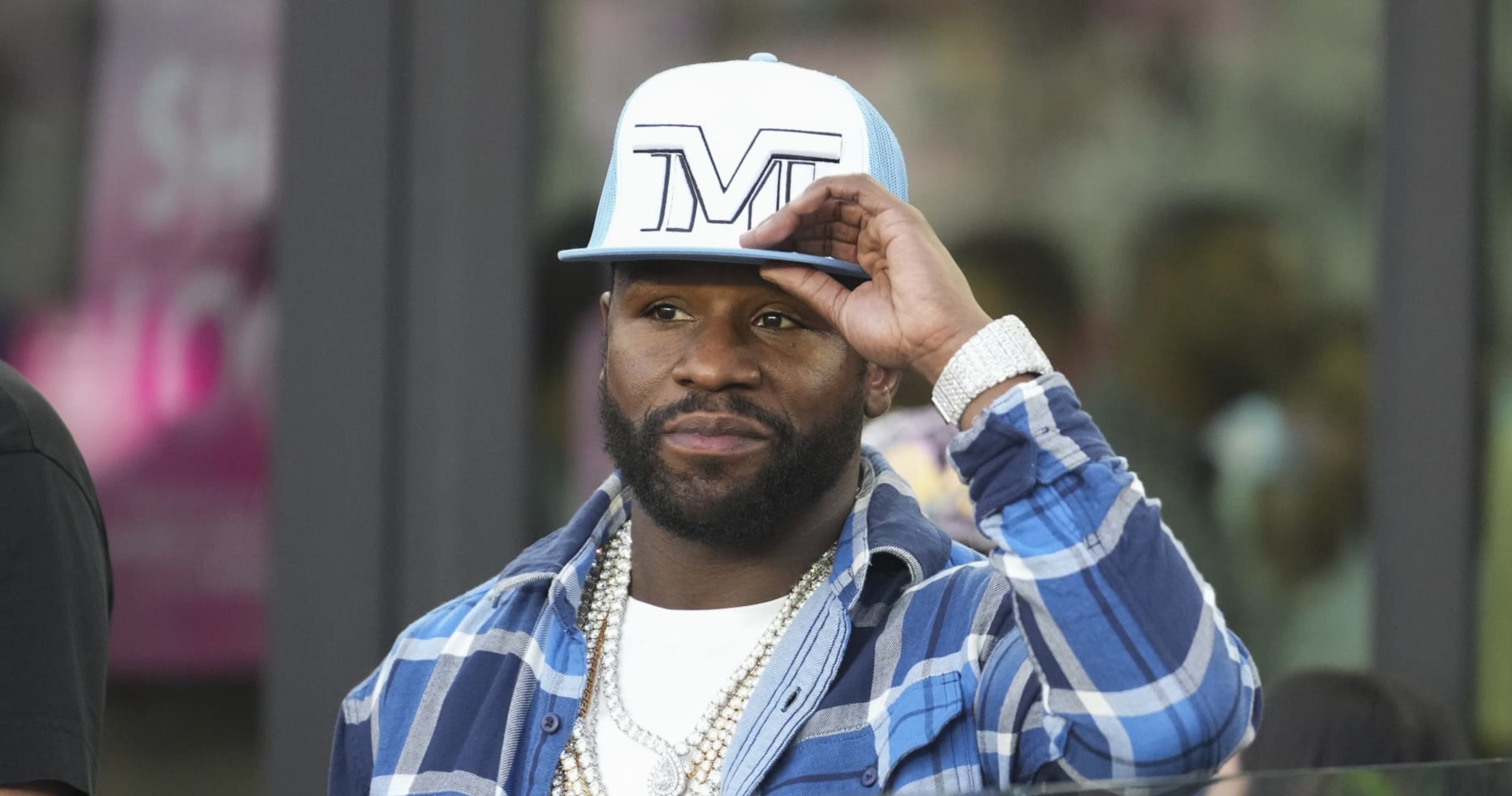 Floyd Mayweather Jr. Sued over Alleged Assault by Bodyguard at ...