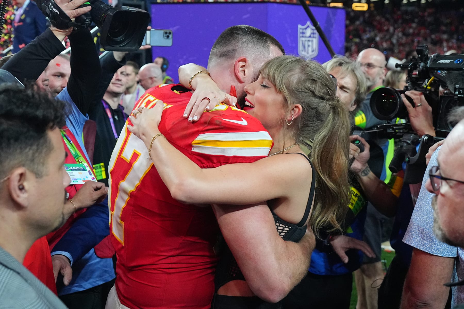 NFL Fans Hype Travis Kelce's Chiefs Contract with Memes of Taylor Swift Celebrating - Vimarsana News