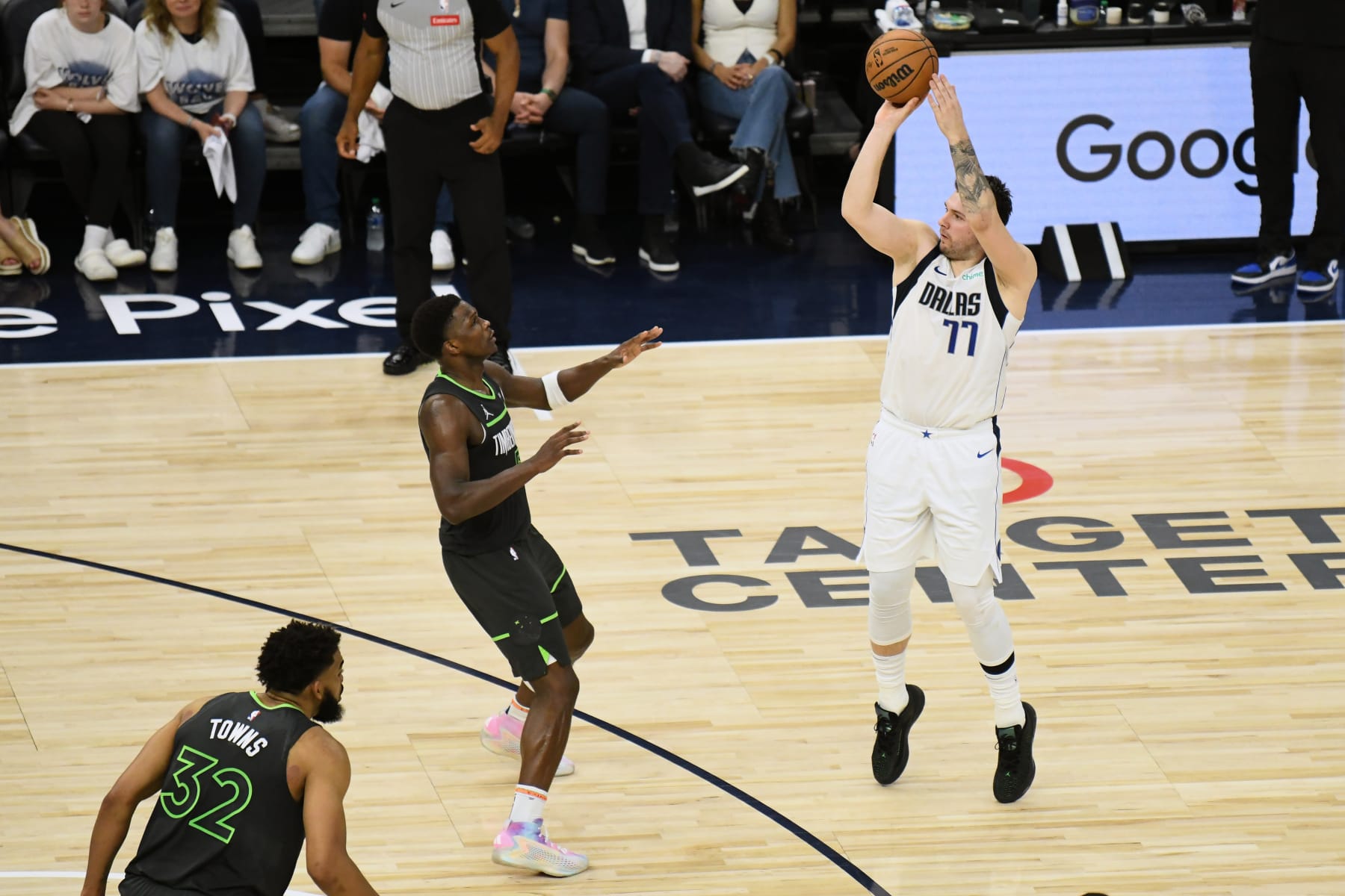 Luka Dončić, Kyrie Thrill Fans as Mavs Beat Anthony Edwards, Wolves ...