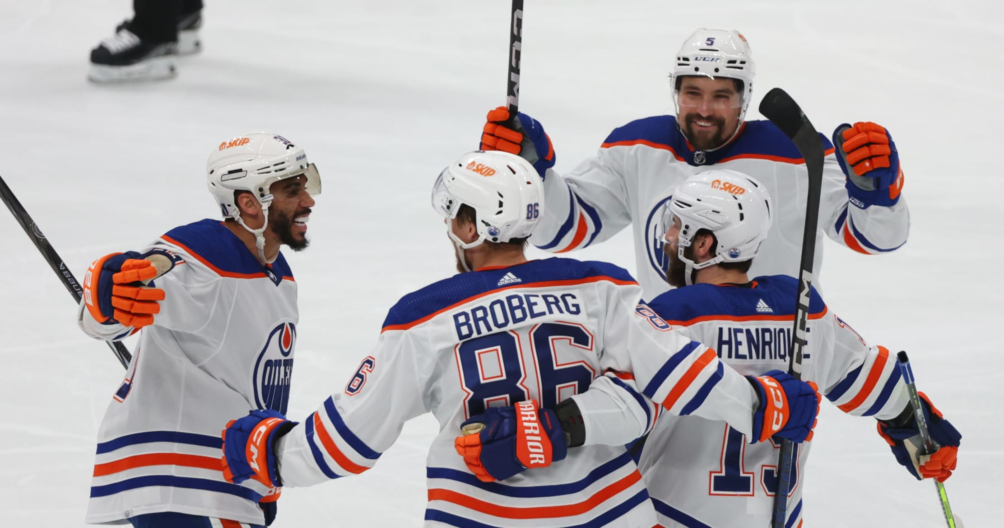 Connor McDavid, Oilers Celebrated By NHL Fans for Taking WCF Series Lead vs. Stars thumbnail