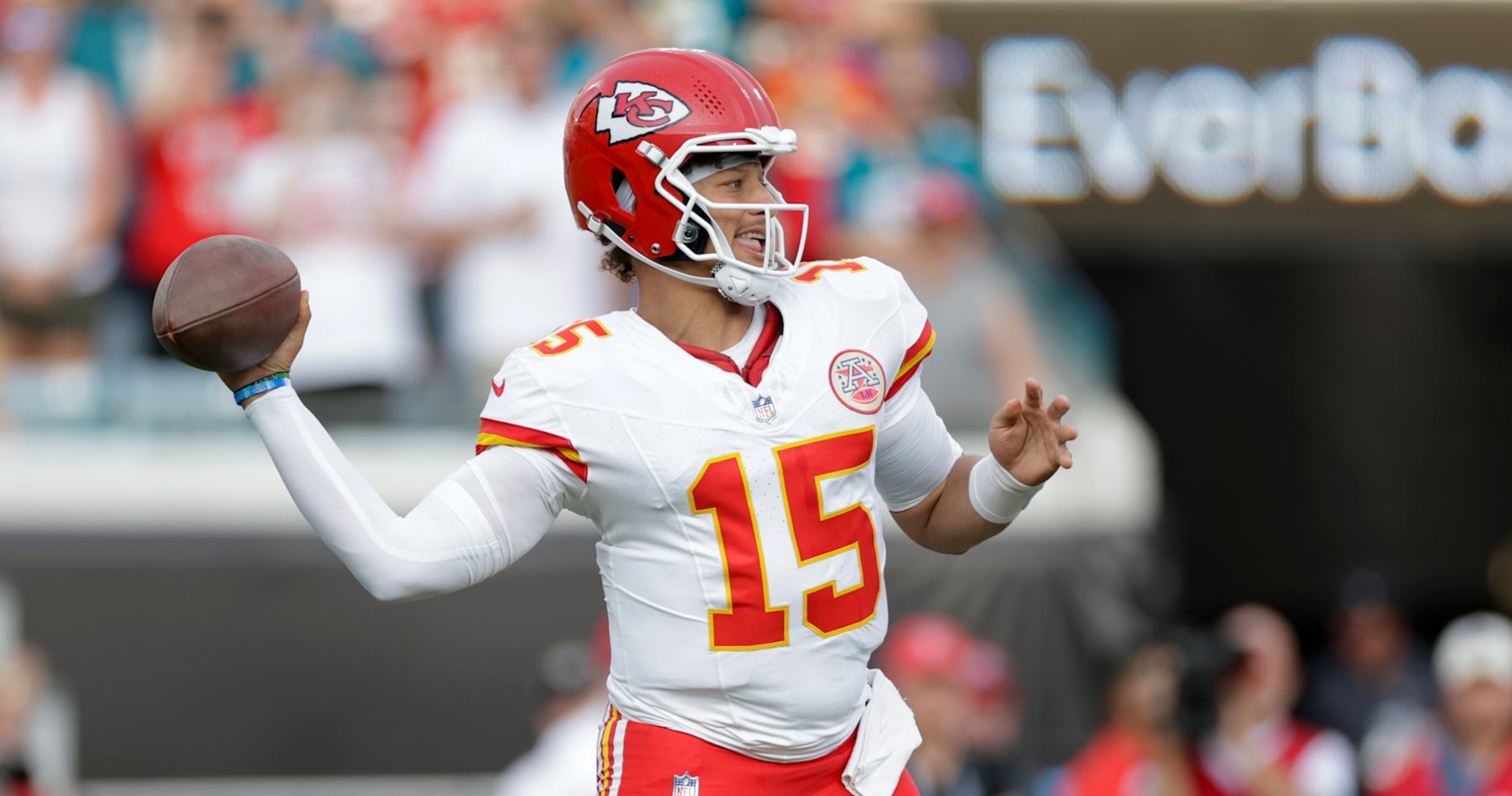 Video: Patrick Mahomes Completes Behind-the-Back Pass to Travis Kelce ...