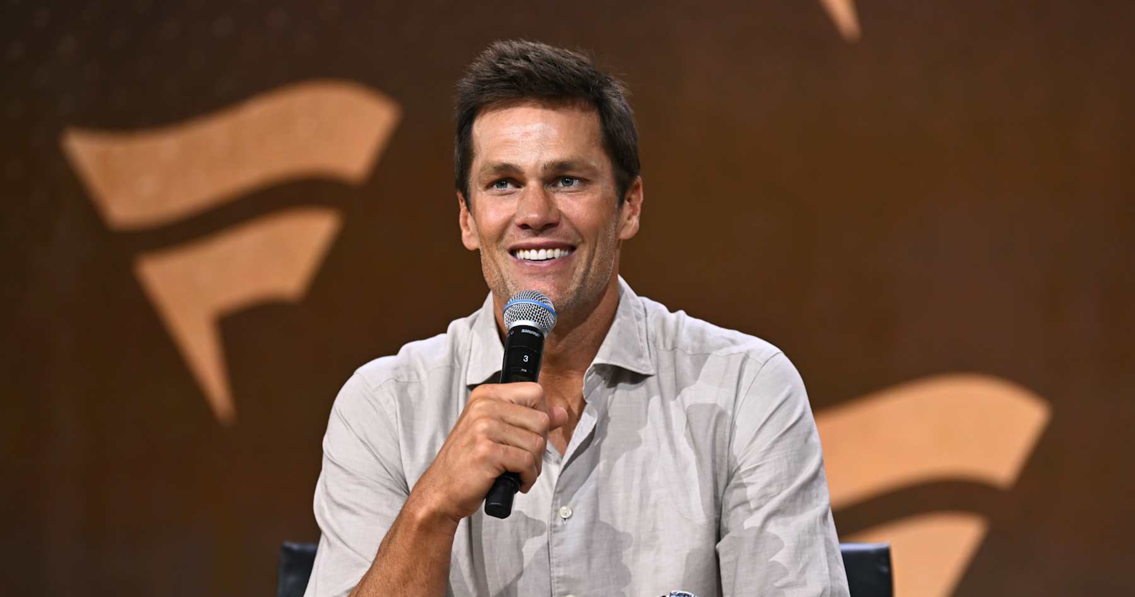 Video: NFL Legend Tom Brady Dunks Basketball in Street Clothes at Fanatics Fest