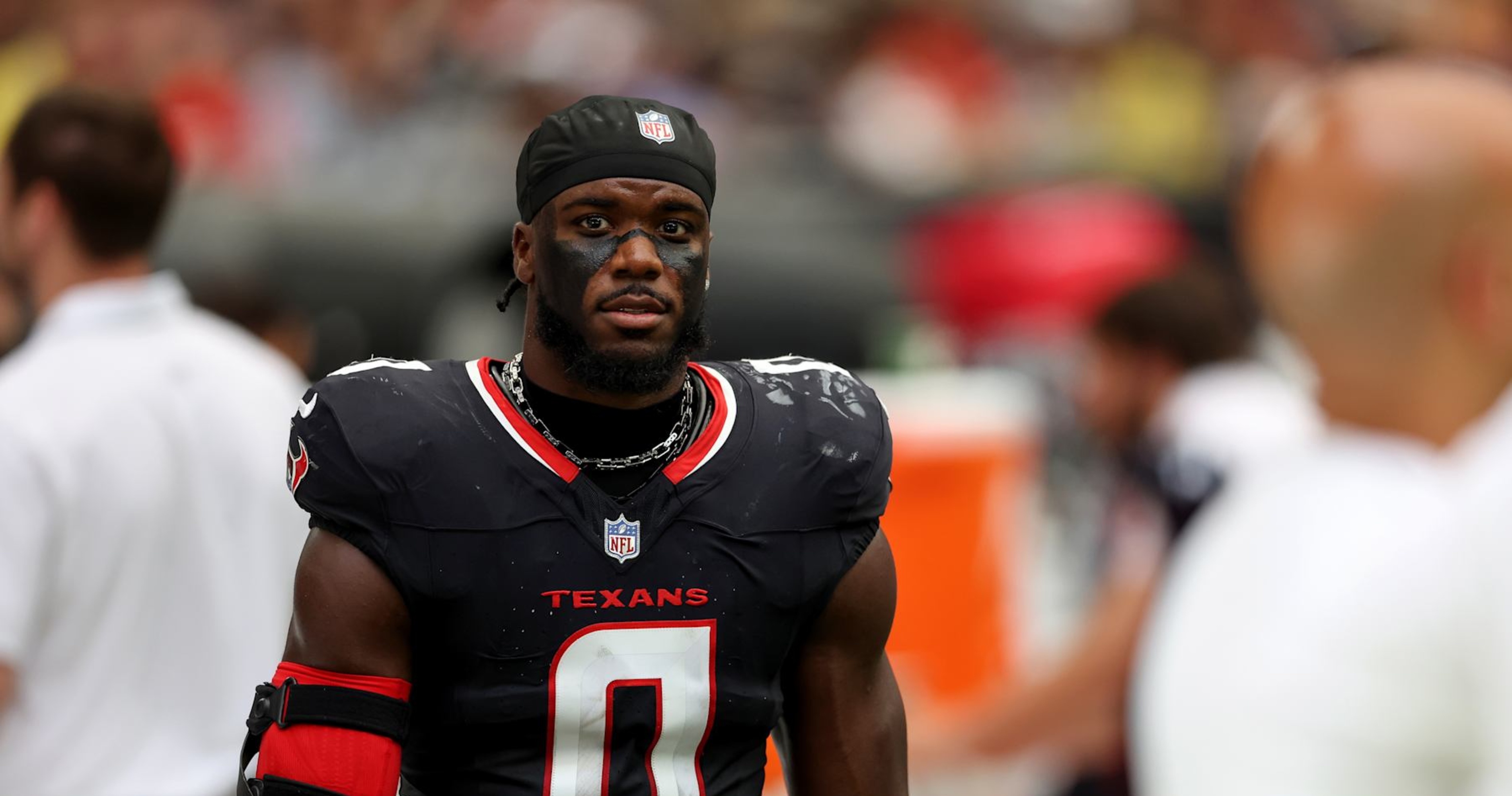 Azeez Al-Shaair of the Texans punches Roschon Johnson of the Bears on the sidelines of Week 2 NFL game | News, scores, highlights, stats and rumors