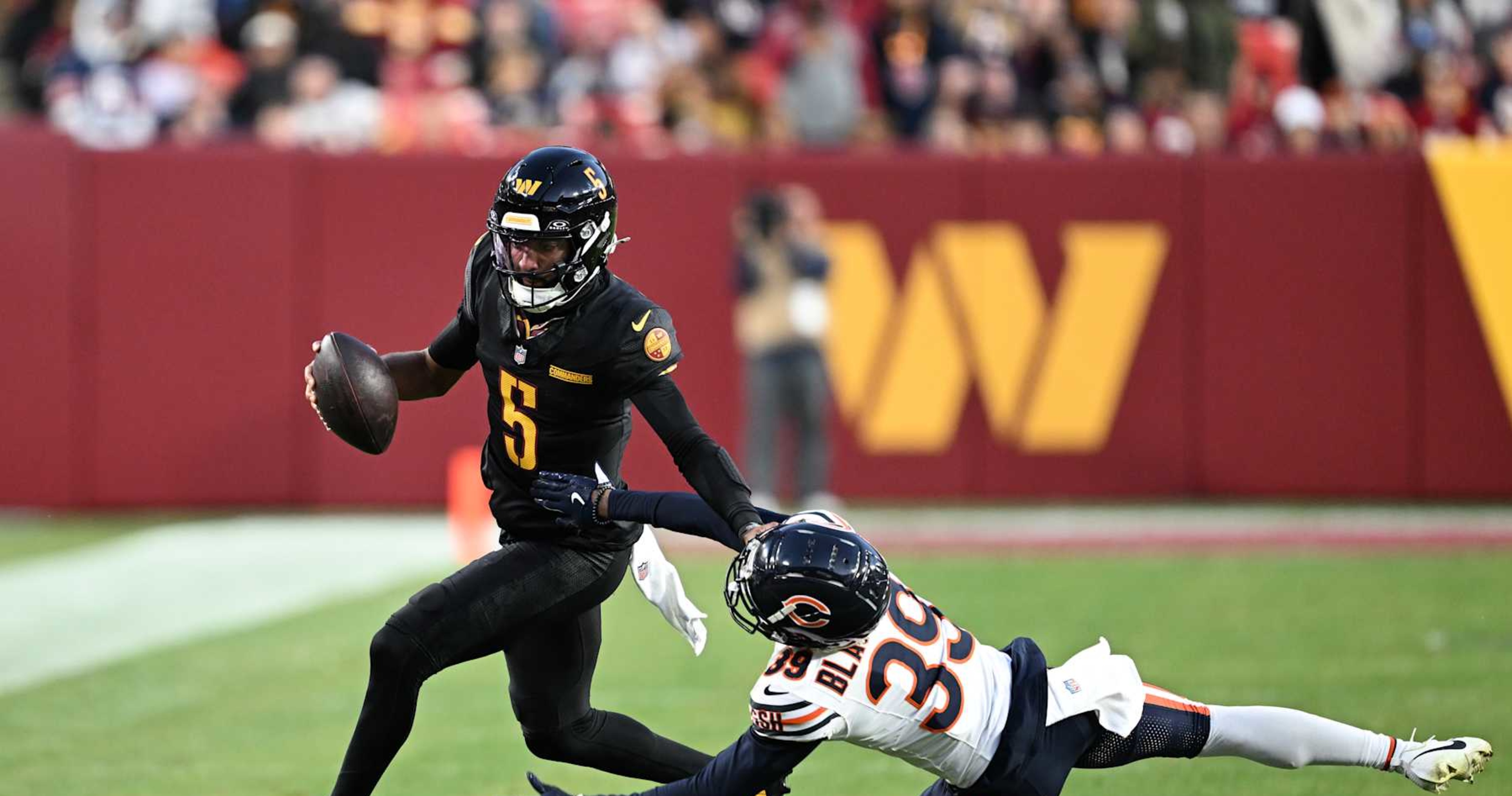 Jayden Daniels‘ Hail Mary TD schockiert NFL-Fans, als die Commanders Caleb ...