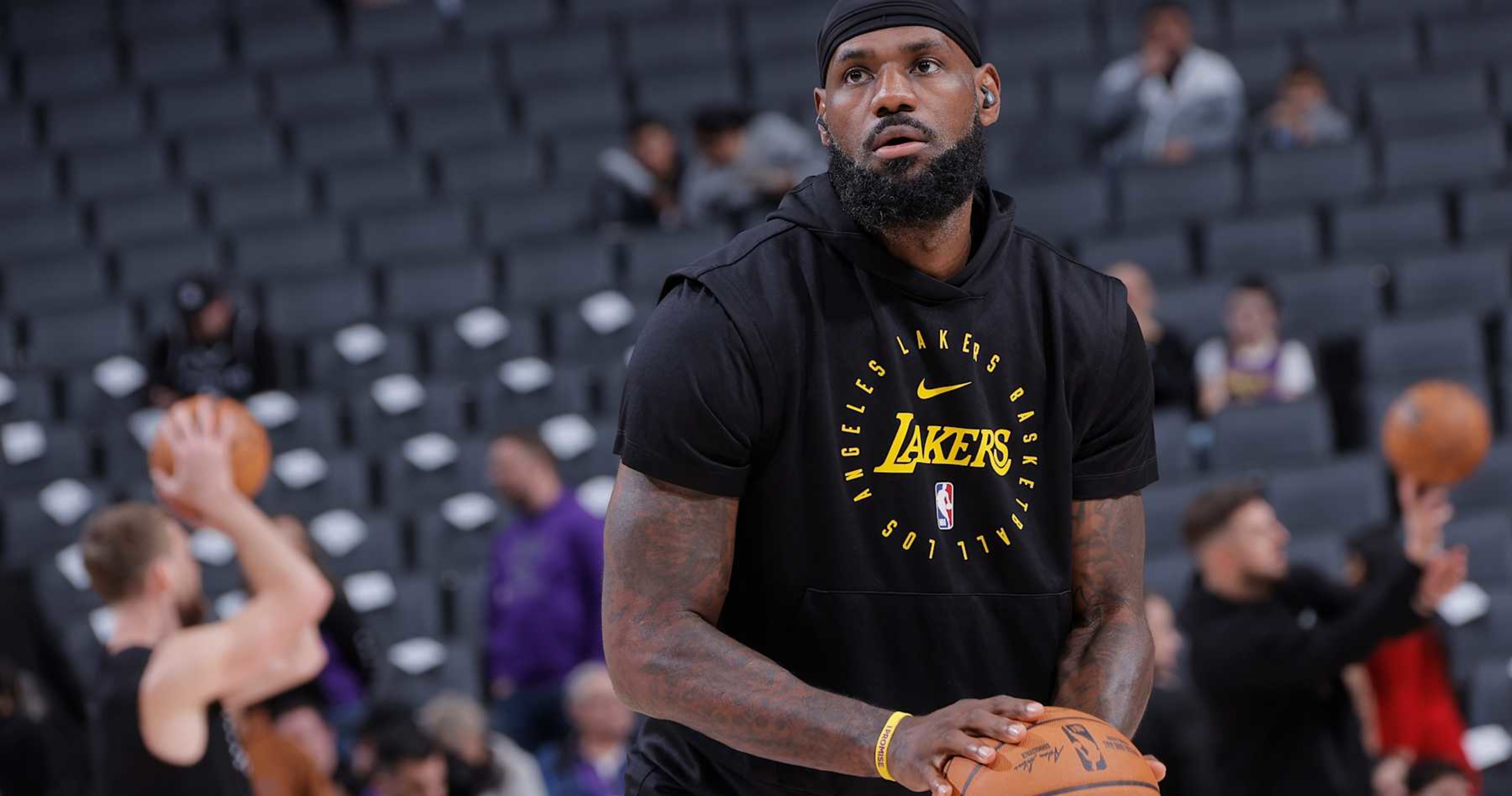 Video Lebron James Cheers On Osu Vs Tennessee In Locker Room After