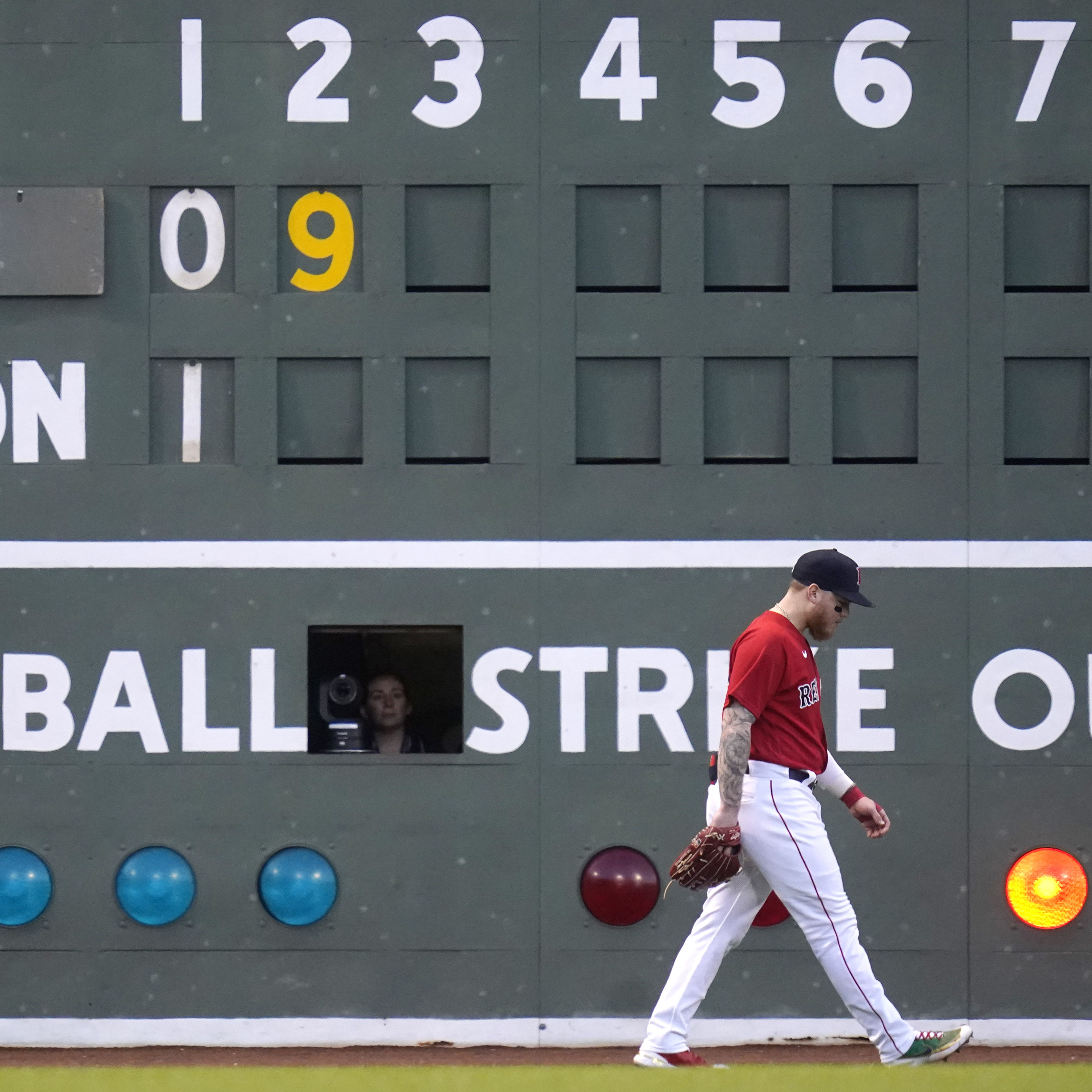 Video: Red Sox fan at Fenway Park Scores 2 Astros Home Runs thumbnail