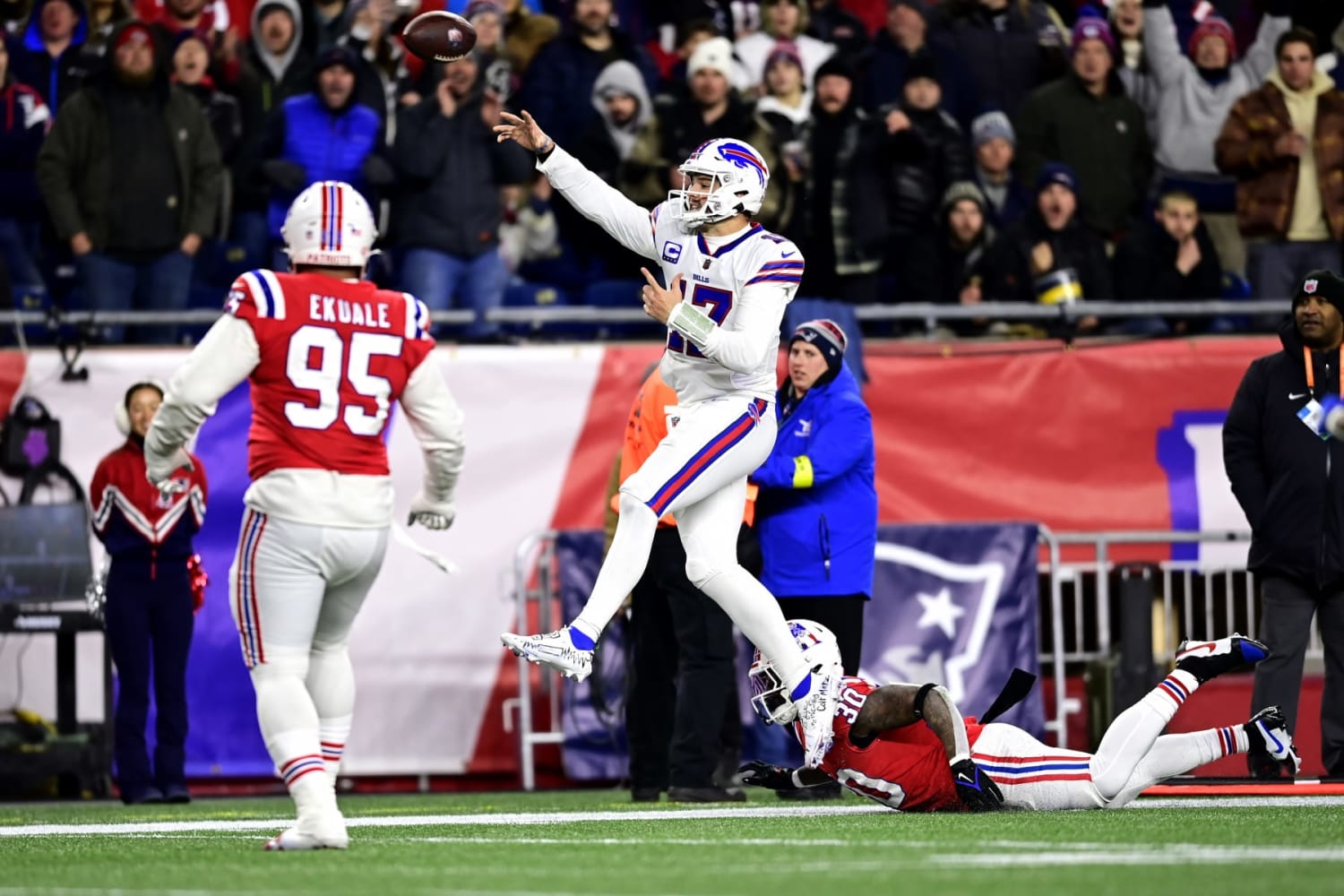 Stefon Diggs Brings Young Bills Fan on Field Pregame, Plays Catch