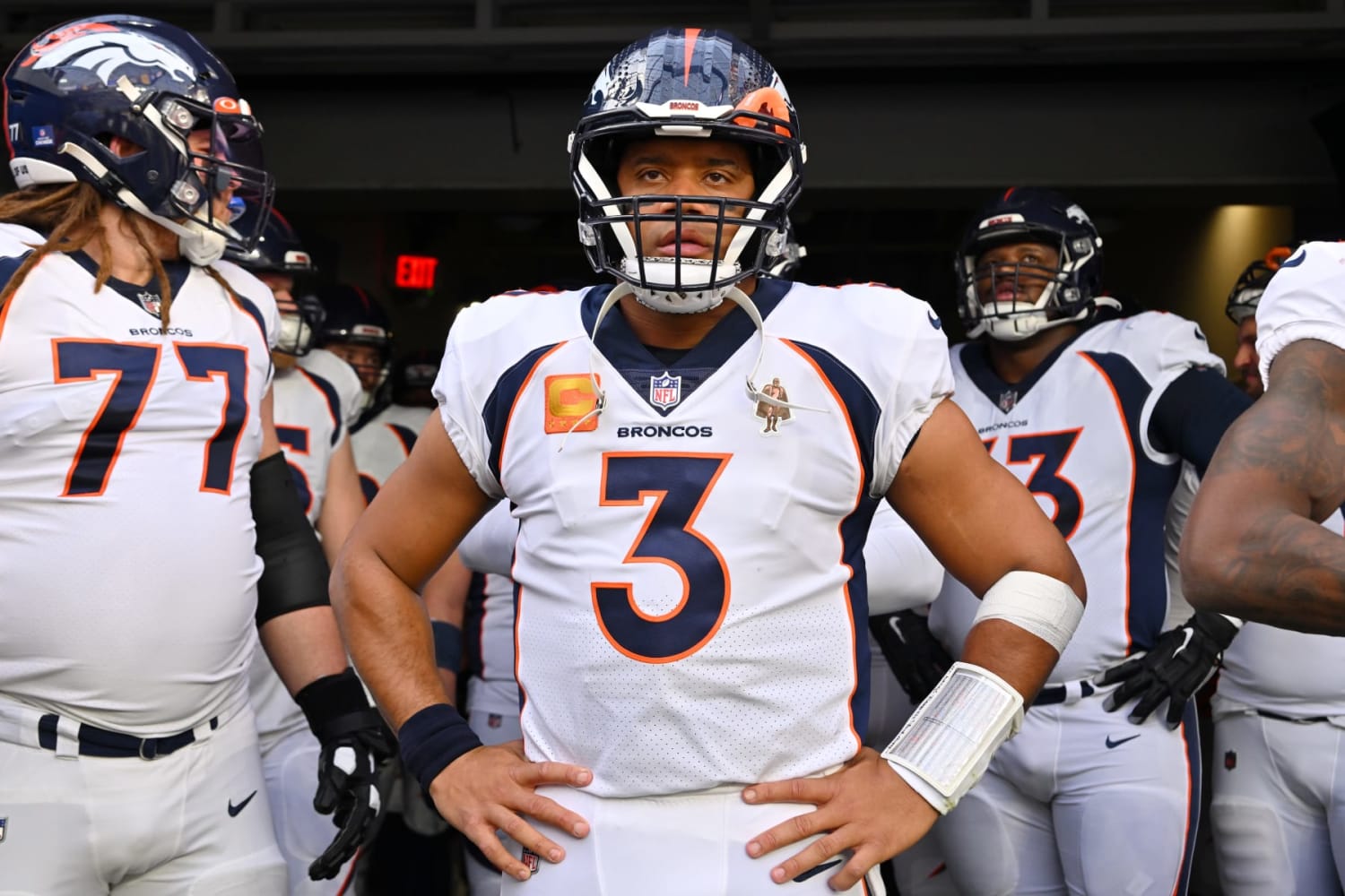 Broncos quarterback Russell Wilson exits loss with concussion - ESPN