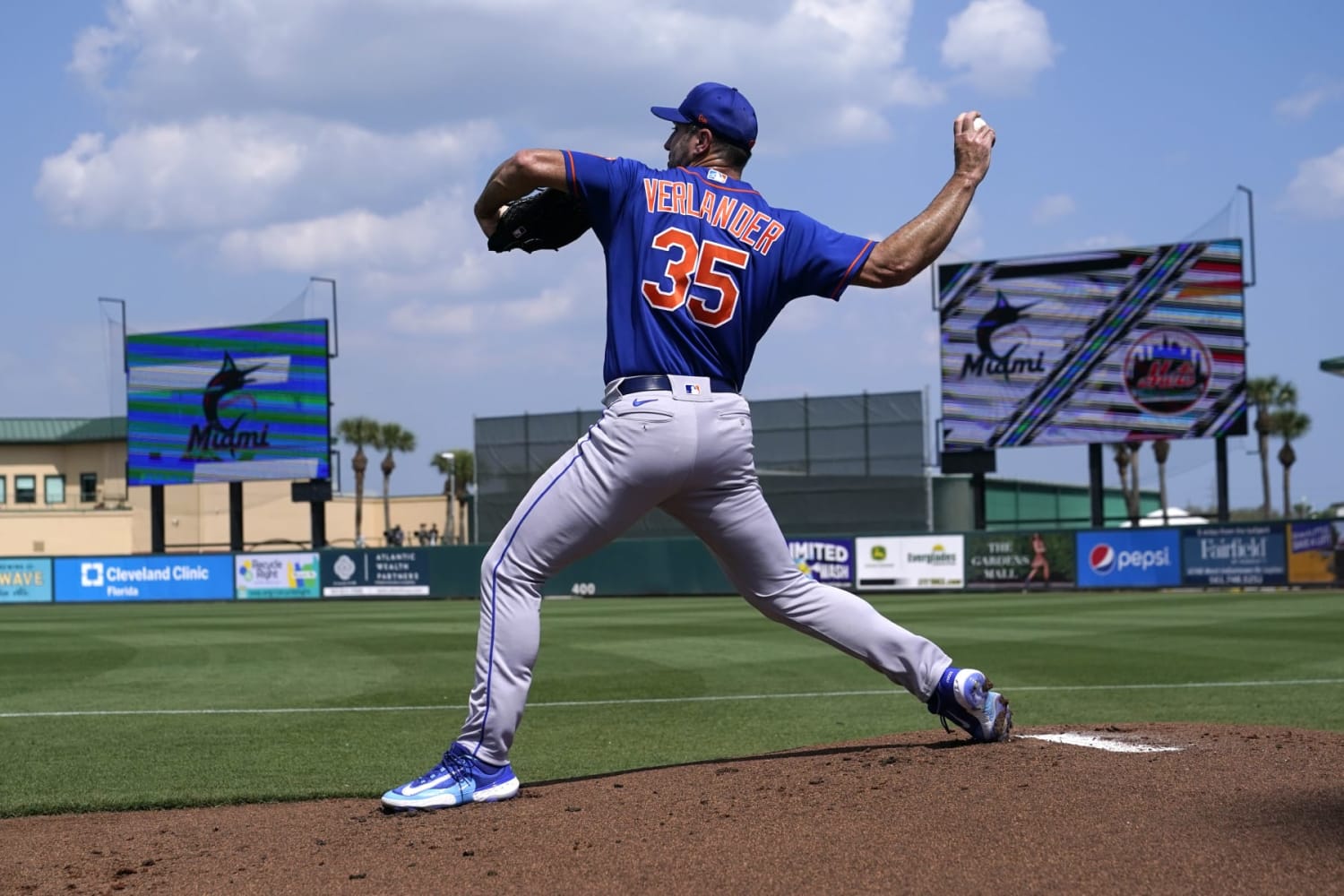 Mets walk to 9-3 win over Marlins in home opener