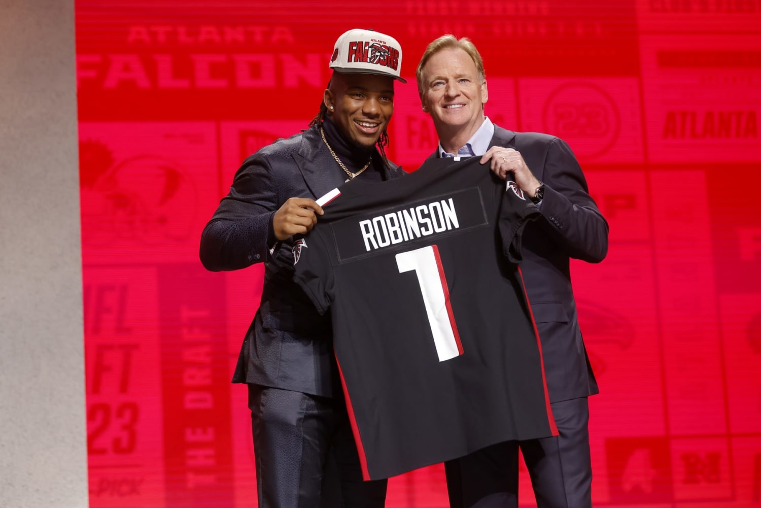 Falcons first-round RB Bijan Robinson dazzles in preseason debut