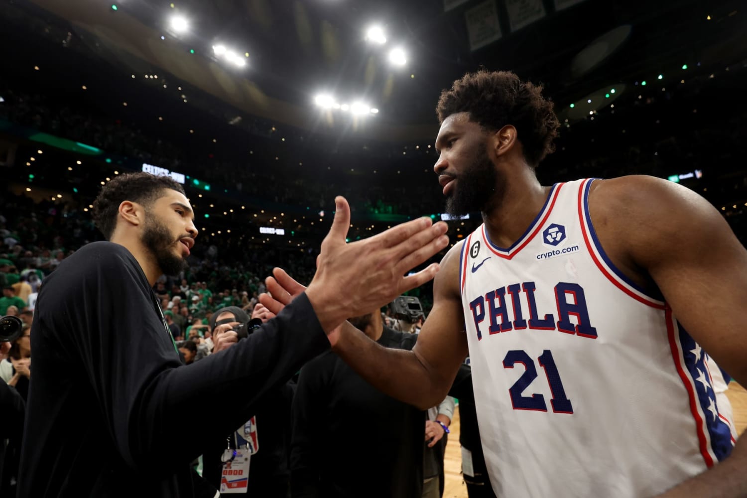 Celtics: Jayson Tatum trolls Kevin Hart by giving him Deuce's jersey