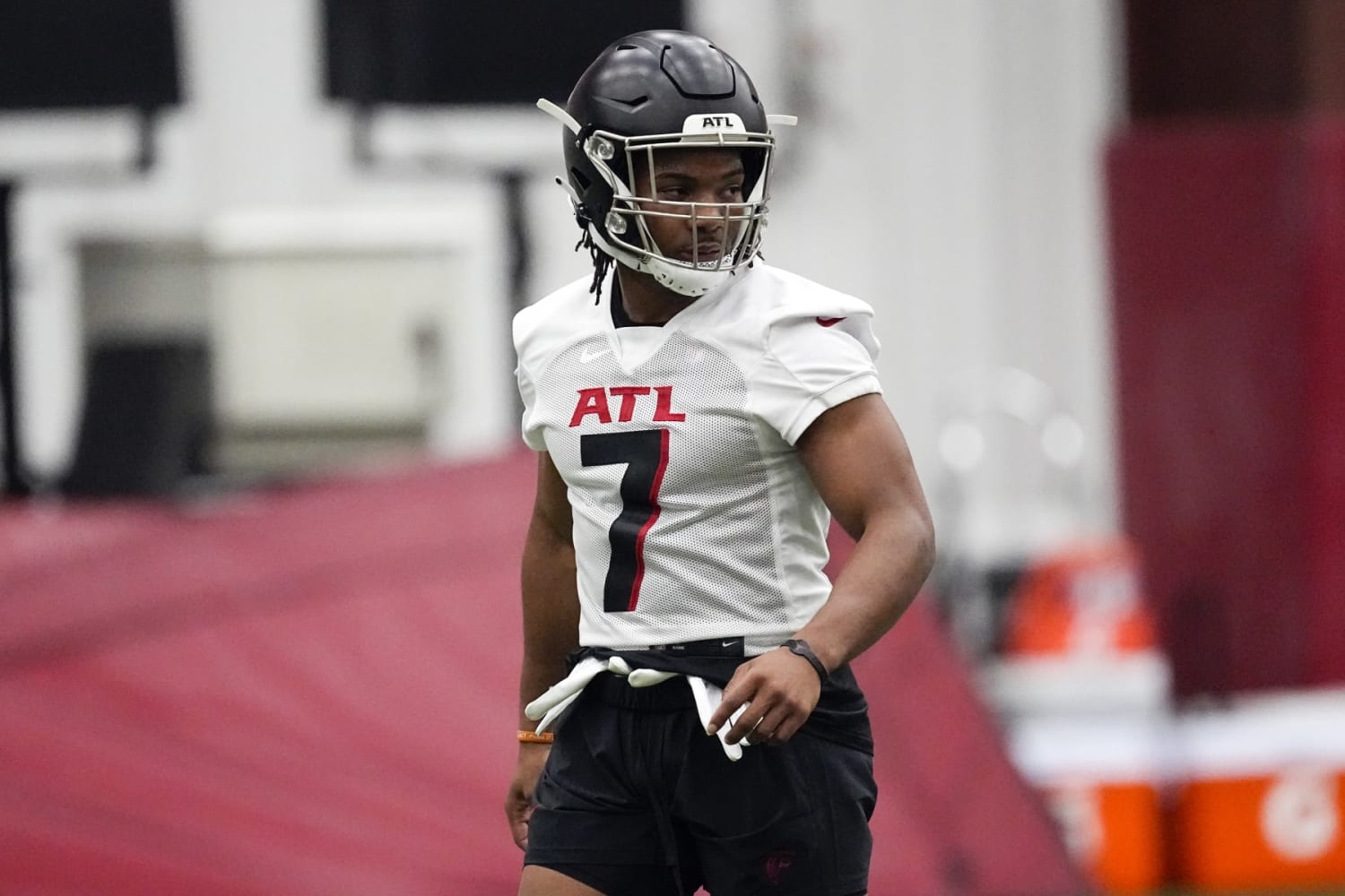 Falcons first-round RB Bijan Robinson dazzles in preseason debut