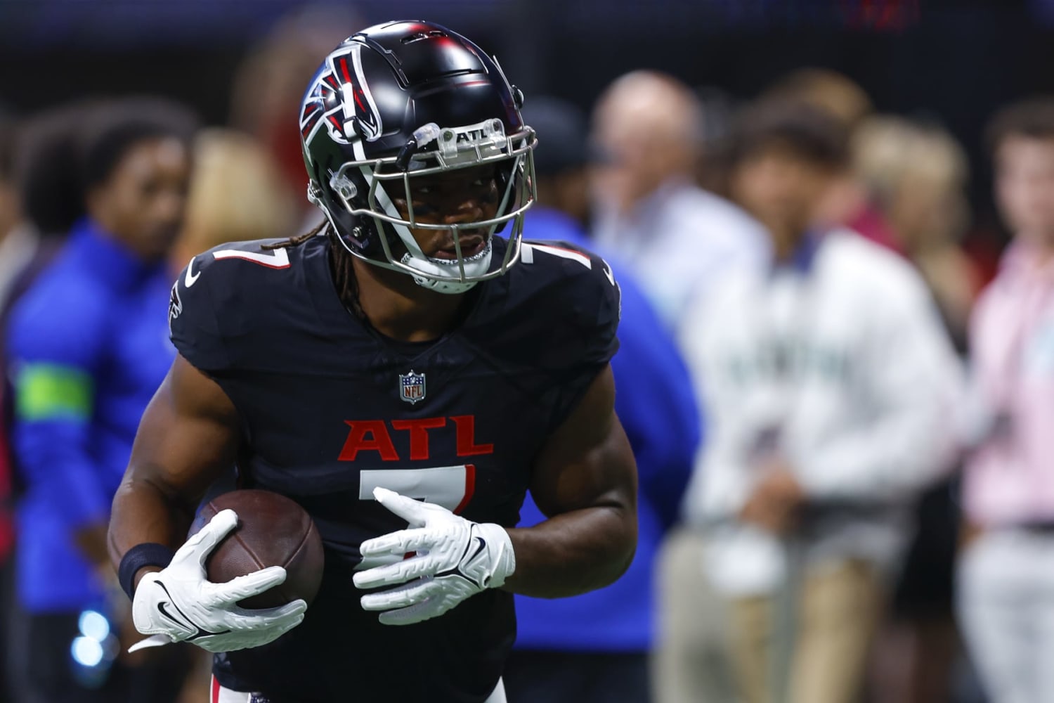 Falcons first-round RB Bijan Robinson dazzles in preseason debut