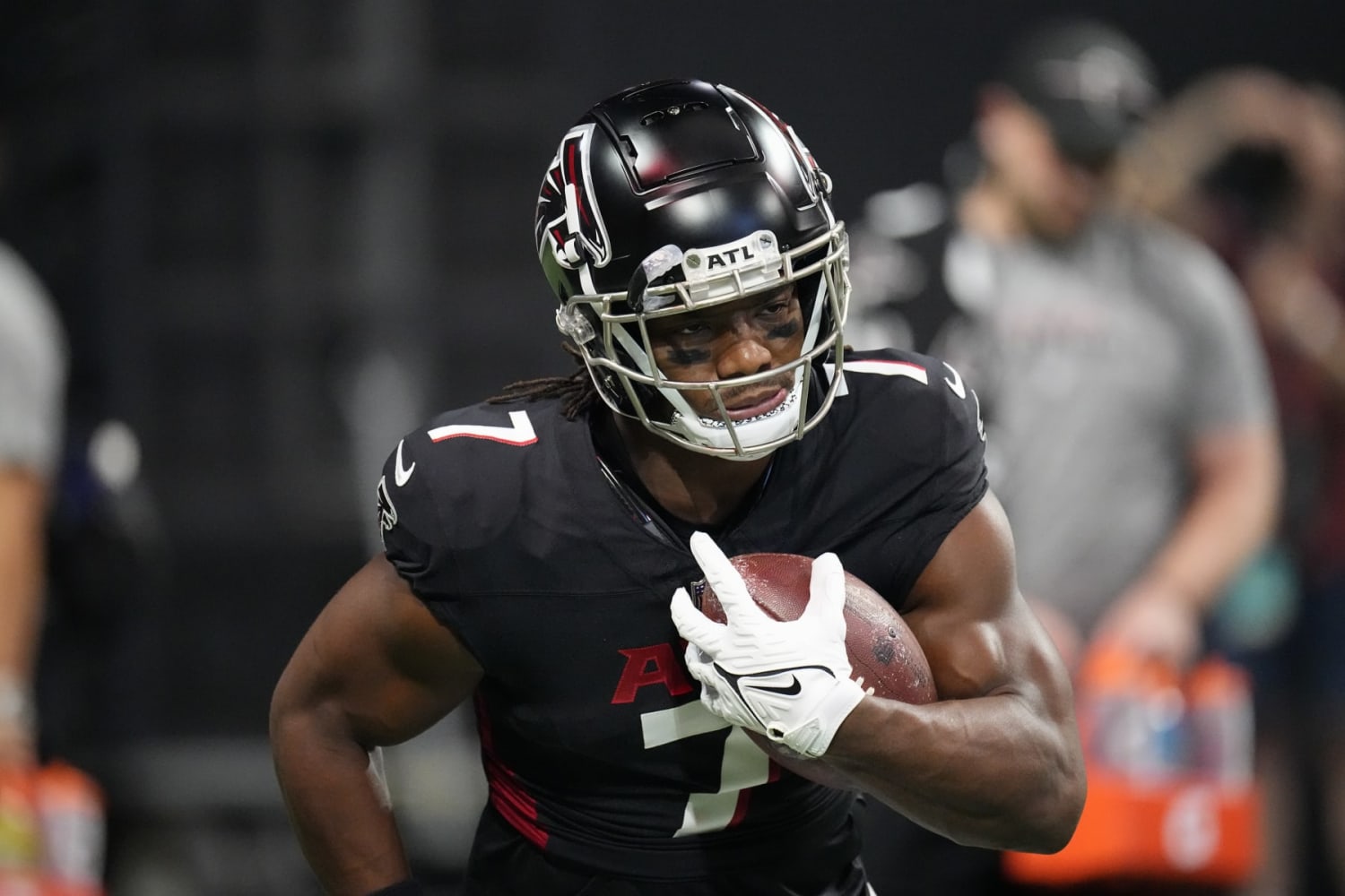 Falcons first-round RB Bijan Robinson dazzles in preseason debut