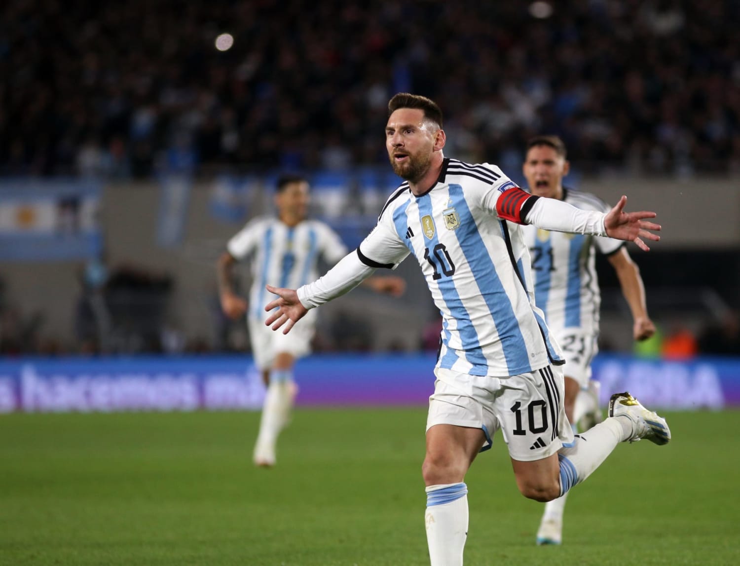 Roy Nemer on X: Lionel Messi with the new Argentina home shirt and the 2022  Qatar World Cup ball!  / X