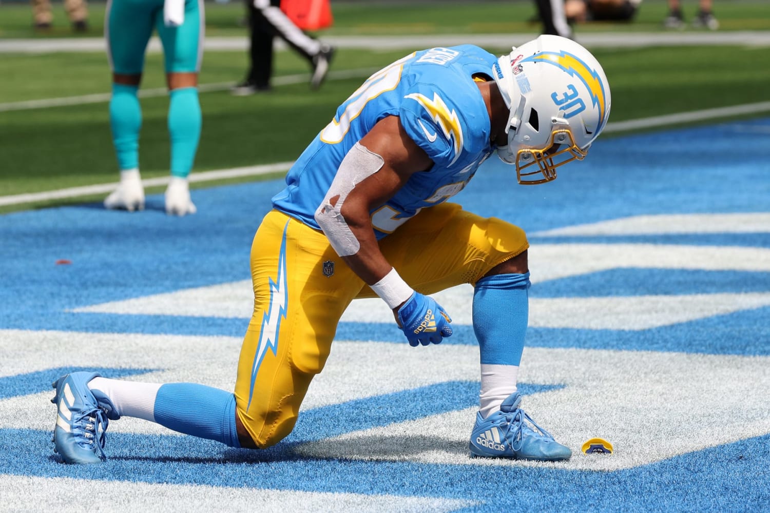 Donald Parham suffers horror head trauma during the Chiefs vs Chargers game