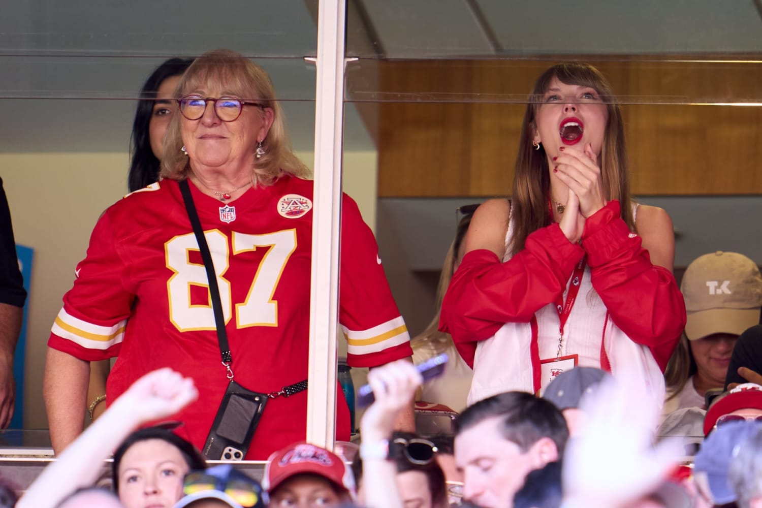 Travis Kelce Disses Patrick Mahomes Over Taylor Swift Dating Comment –  StyleCaster