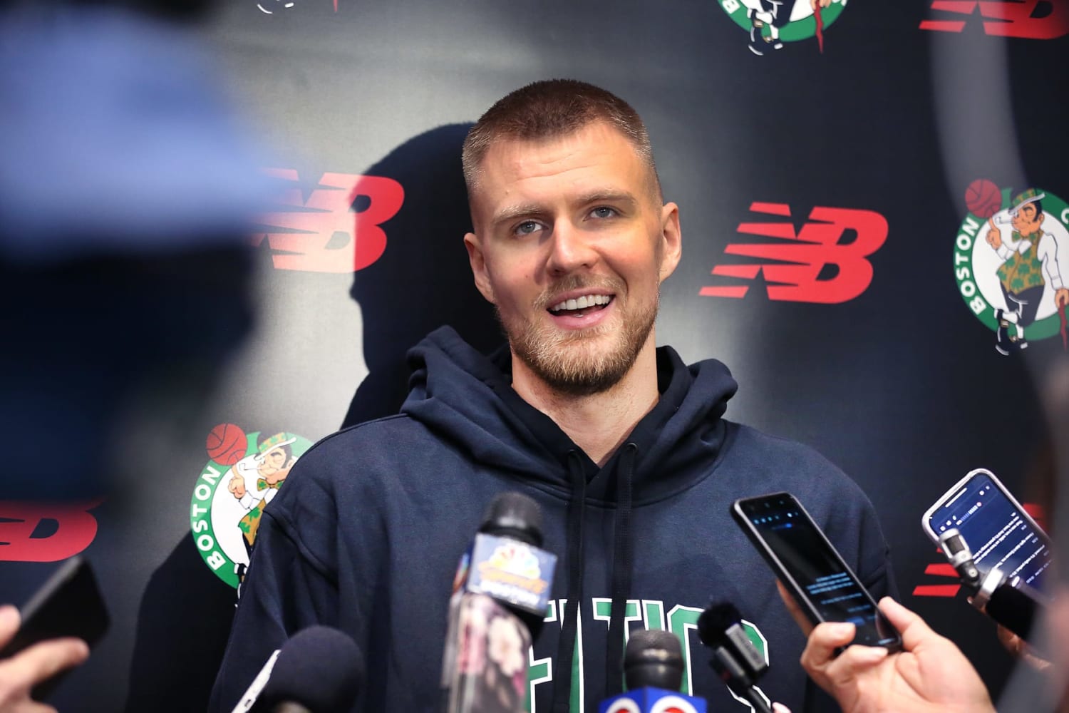 Celtics' Jayson Tatum gifted Kevin Hart a Deuce jersey 